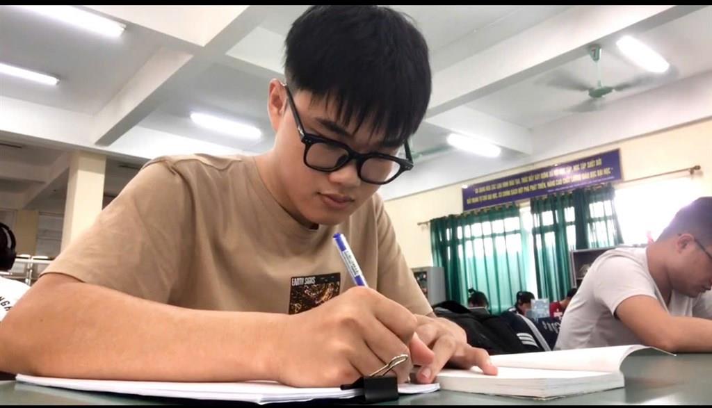 [nghean] Niềm vui của gia đình chị Trương Thị Vui-Hộ đầu tiên ở xã Minh Hợp được tiếp cận nguồn vốn STEM cho con học đại học.