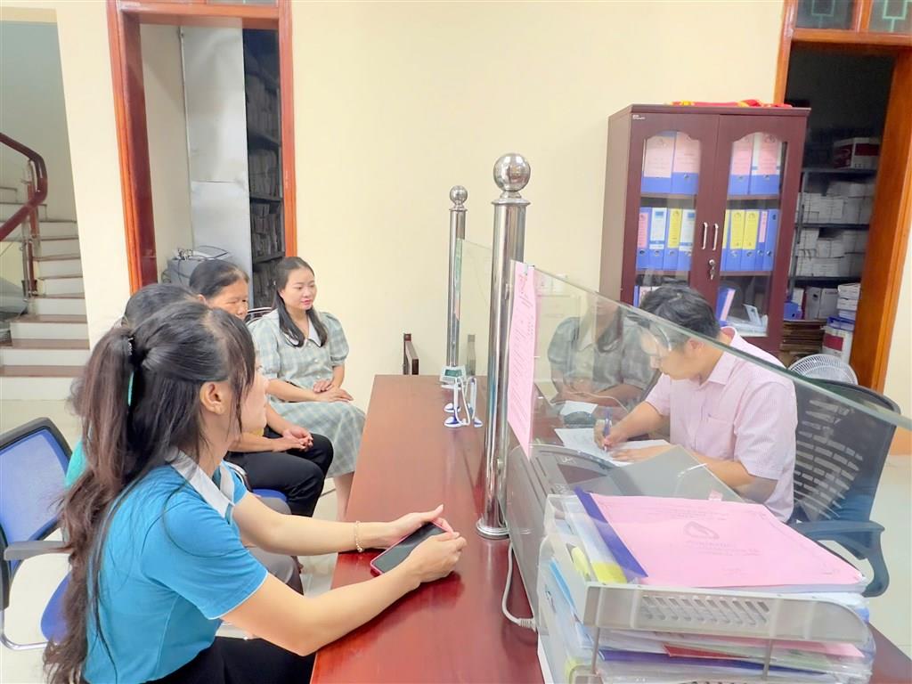 [nghean] Niềm vui của gia đình chị Trương Thị Vui-Hộ đầu tiên ở xã Minh Hợp được tiếp cận nguồn vốn STEM cho con học đại học.