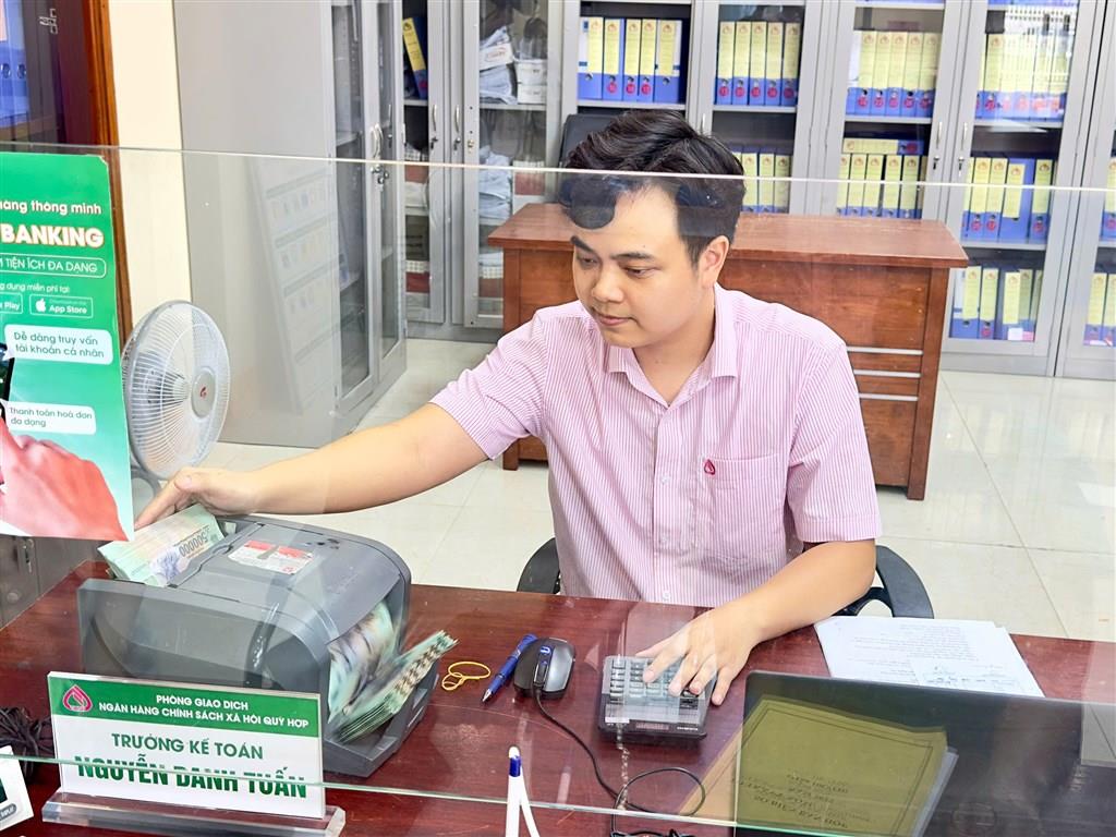 [nghean] Niềm vui của gia đình chị Trương Thị Vui-Hộ đầu tiên ở xã Minh Hợp được tiếp cận nguồn vốn STEM cho con học đại học.