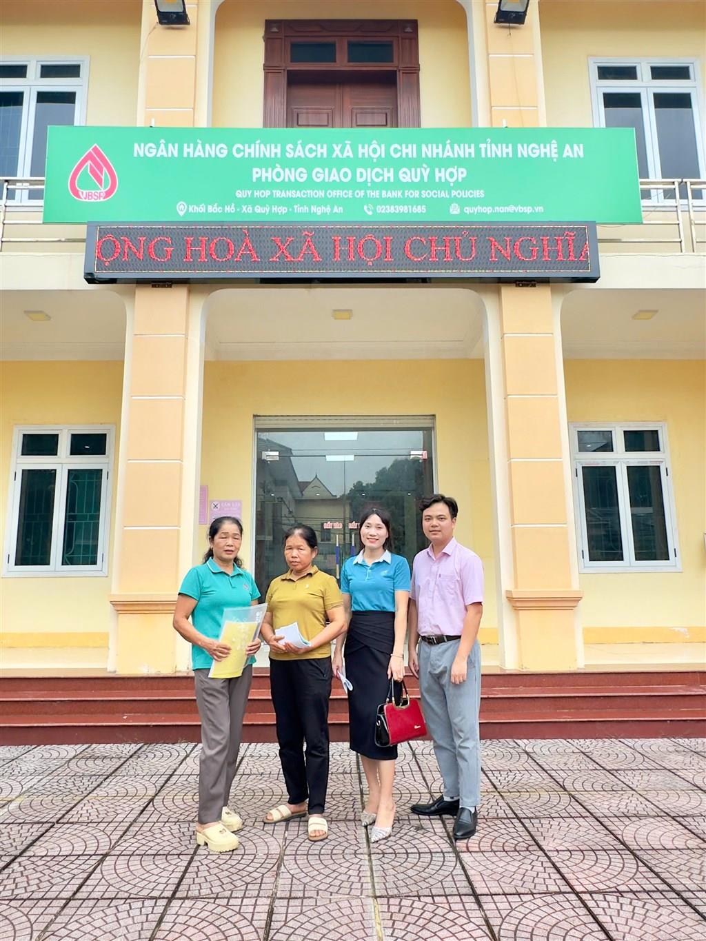 [nghean] Niềm vui của gia đình chị Trương Thị Vui-Hộ đầu tiên ở xã Minh Hợp được tiếp cận nguồn vốn STEM cho con học đại học.