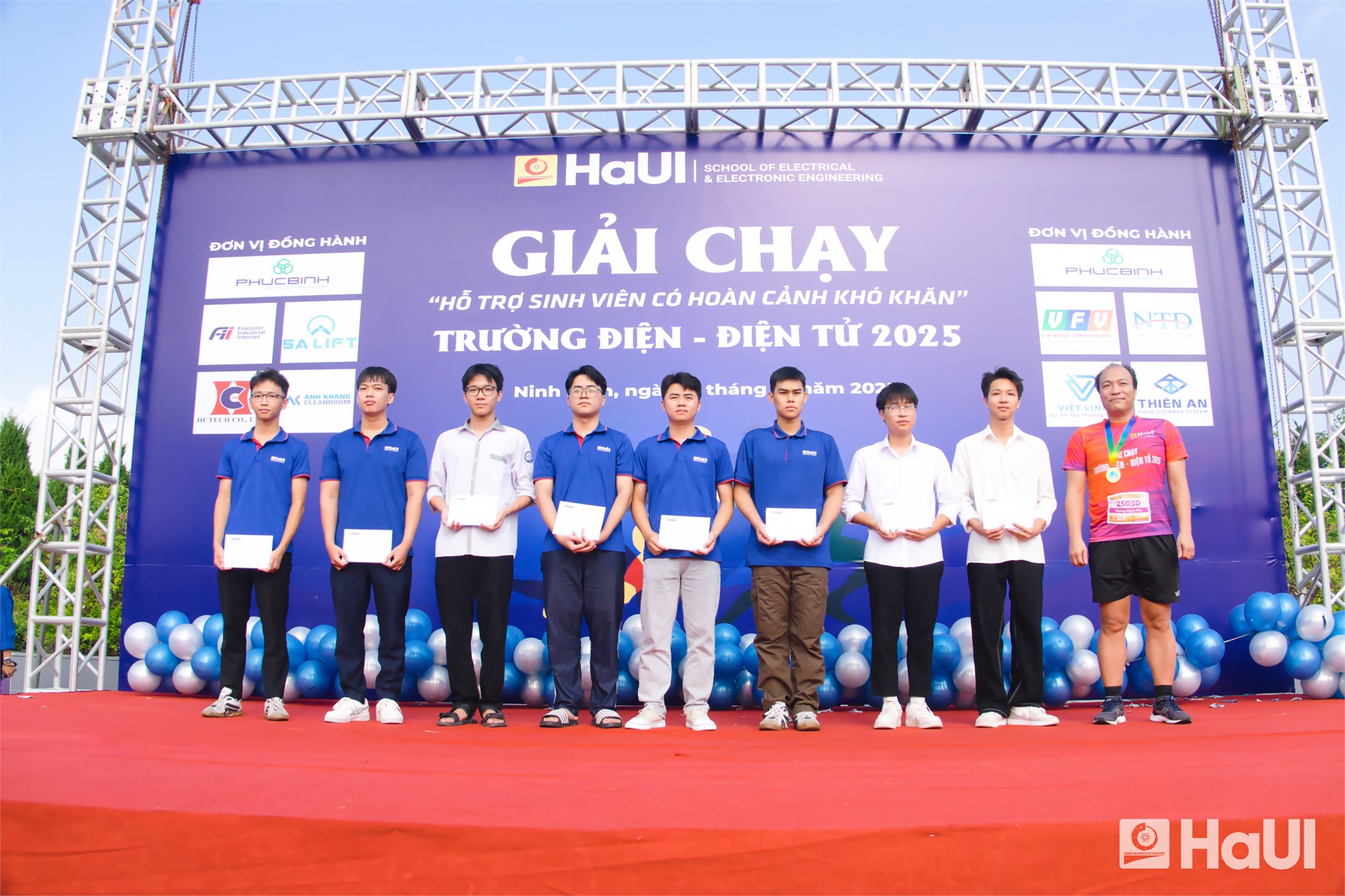 Giải chạy `Hỗ trợ sinh viên có hoàn cảnh khó khăn` năm 2025 ghi dấu ấn nhân văn sâu đậm