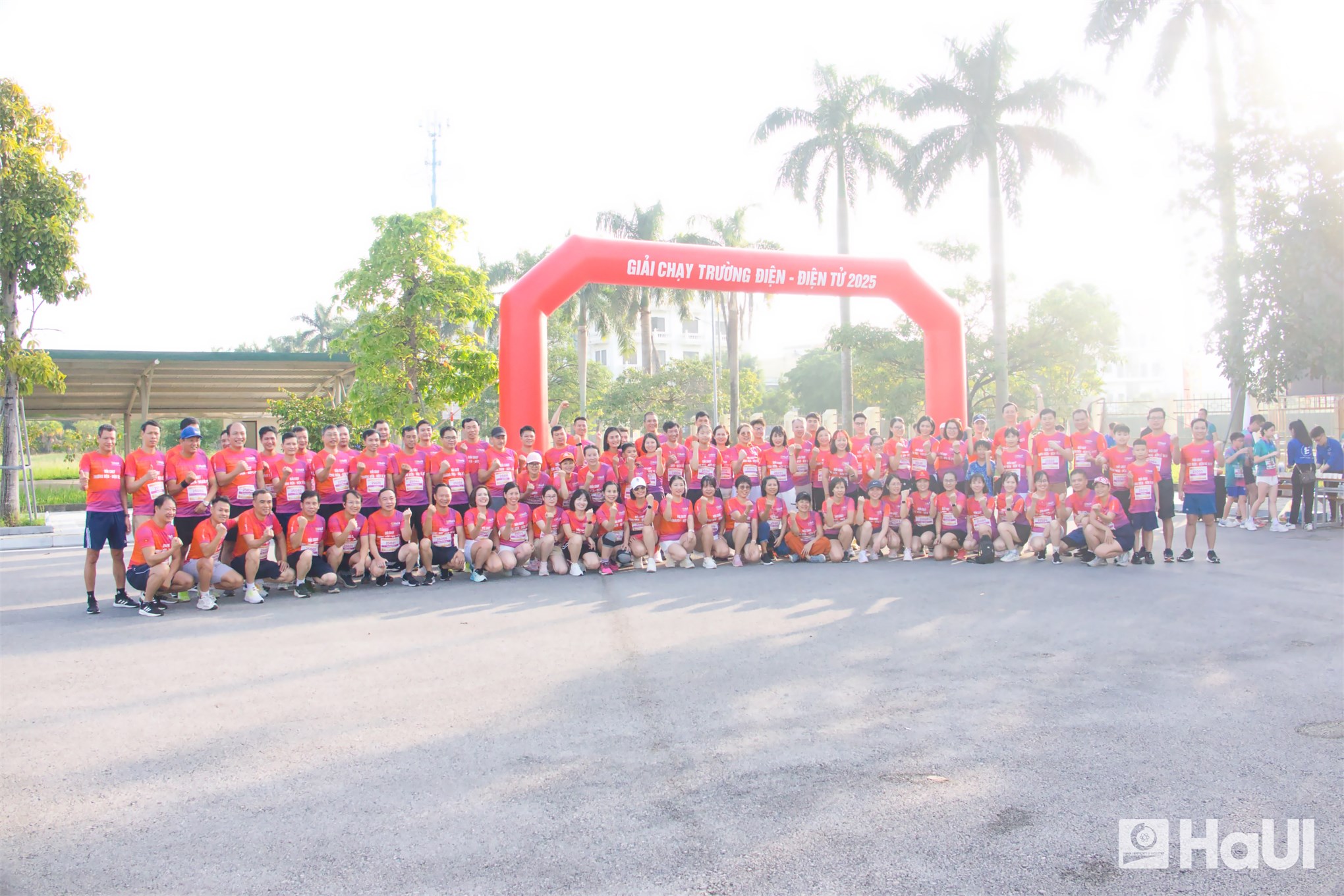 Giải chạy `Hỗ trợ sinh viên có hoàn cảnh khó khăn` năm 2025 ghi dấu ấn nhân văn sâu đậm