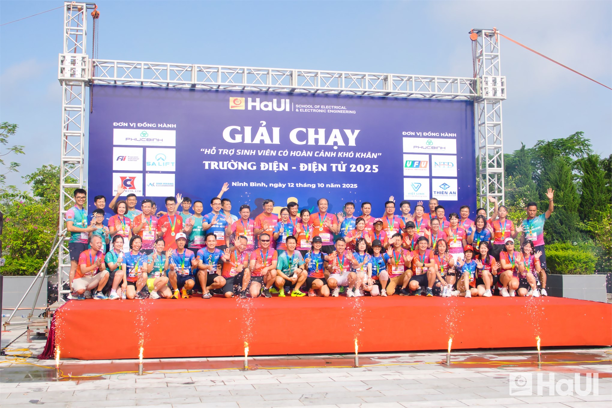 Giải chạy `Hỗ trợ sinh viên có hoàn cảnh khó khăn` năm 2025 ghi dấu ấn nhân văn sâu đậm