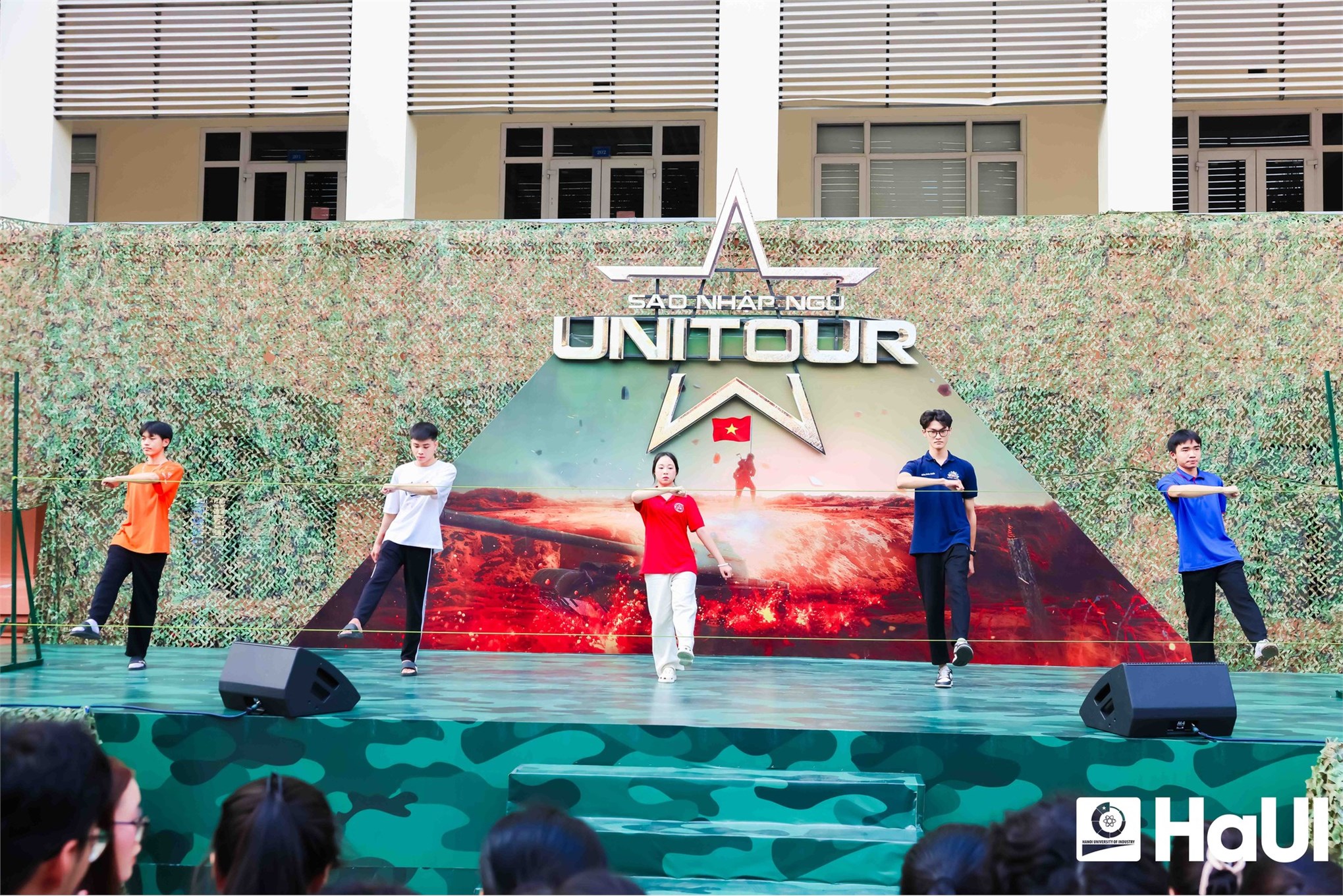 Sinh viên Trường Đại học Công nghiệp Hà Nội hóa thân thành chiến sĩ trong Sao nhập ngũ Unitour