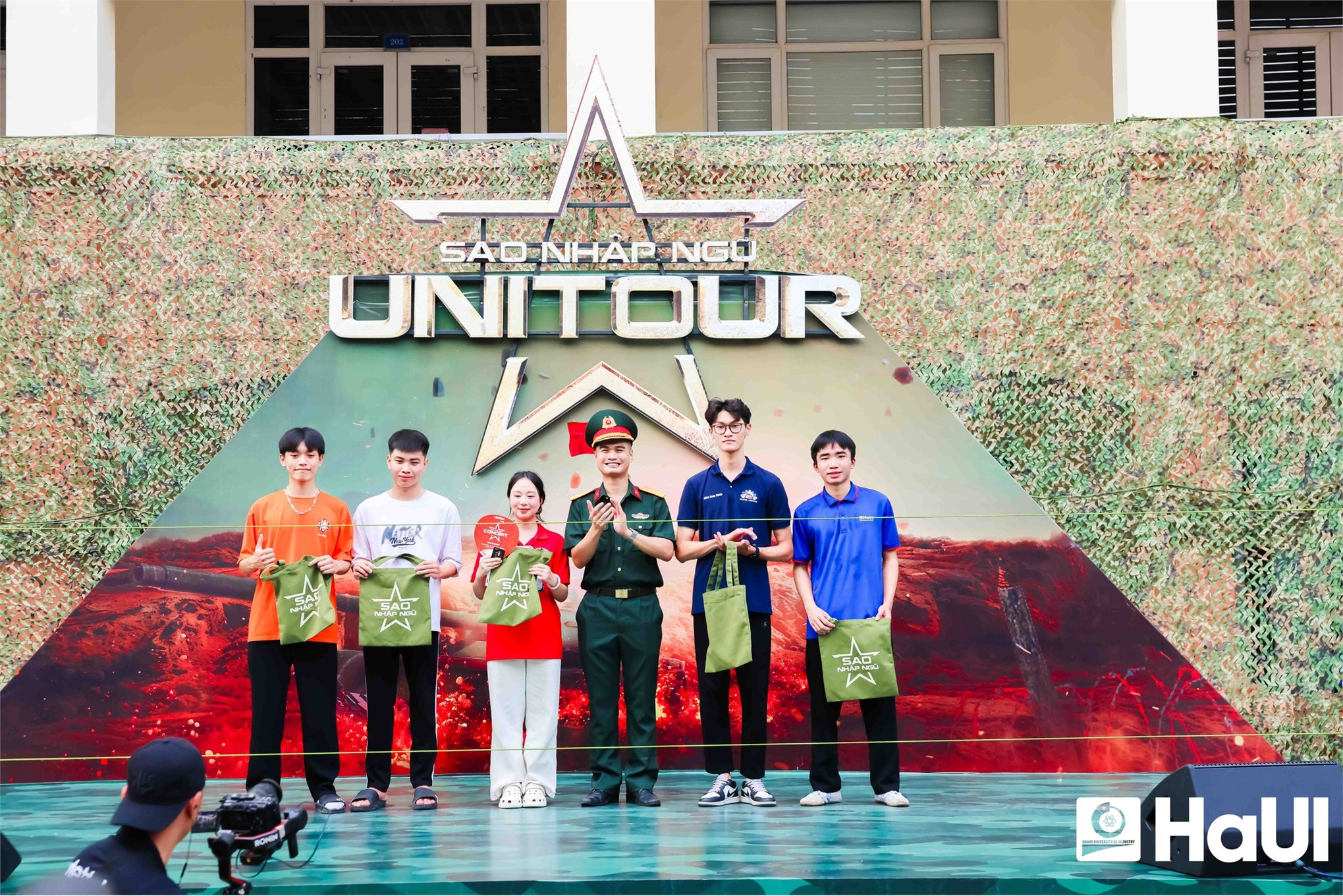 Sinh viên Trường Đại học Công nghiệp Hà Nội hóa thân thành chiến sĩ trong Sao nhập ngũ Unitour