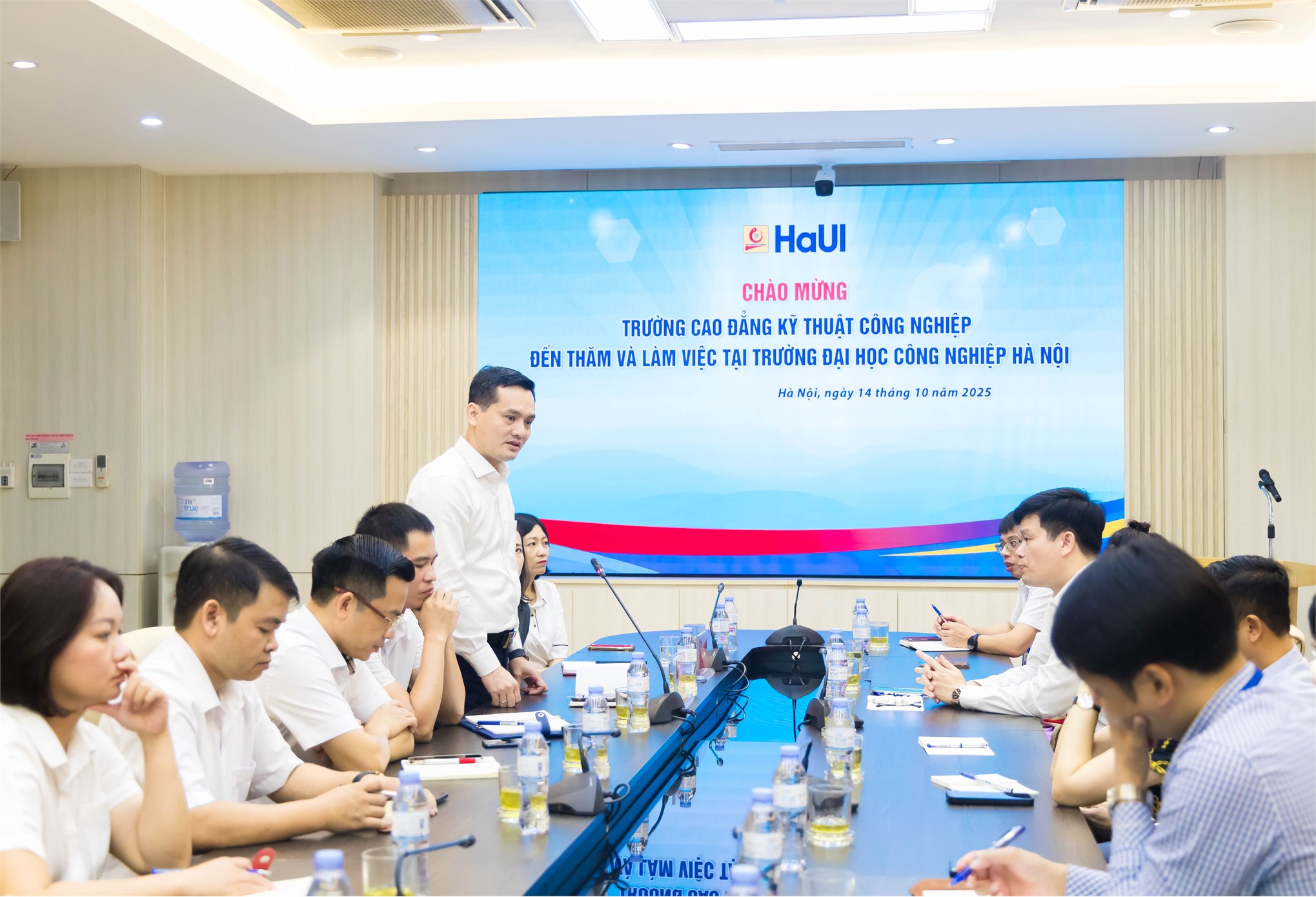 Trường Cao đẳng Kỹ thuật Công nghiệp thăm và làm việc với Trường Đại học Công nghiệp Hà Nội.