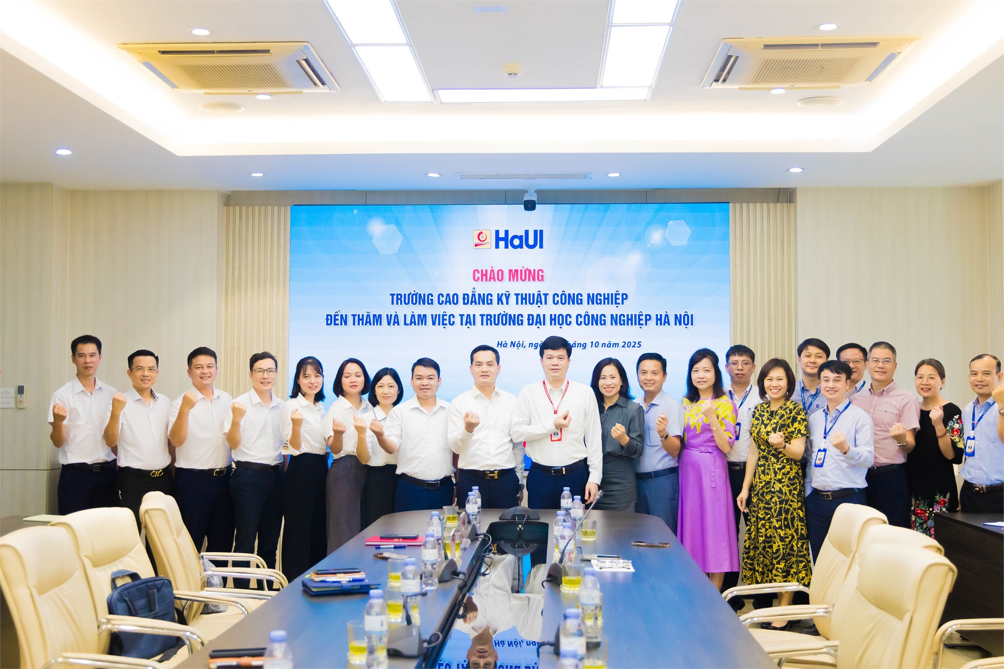 Trường Cao đẳng Kỹ thuật Công nghiệp thăm và làm việc với Trường Đại học Công nghiệp Hà Nội.