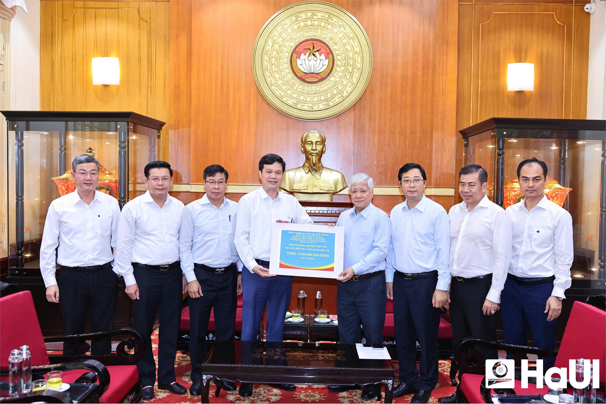 Trường Đại học Công nghiệp Hà Nội cùng 4 trường đại học trực thuộc Bộ Công Thương ủng hộ 2 tỷ đồng hỗ trợ đồng bào vùng lũ