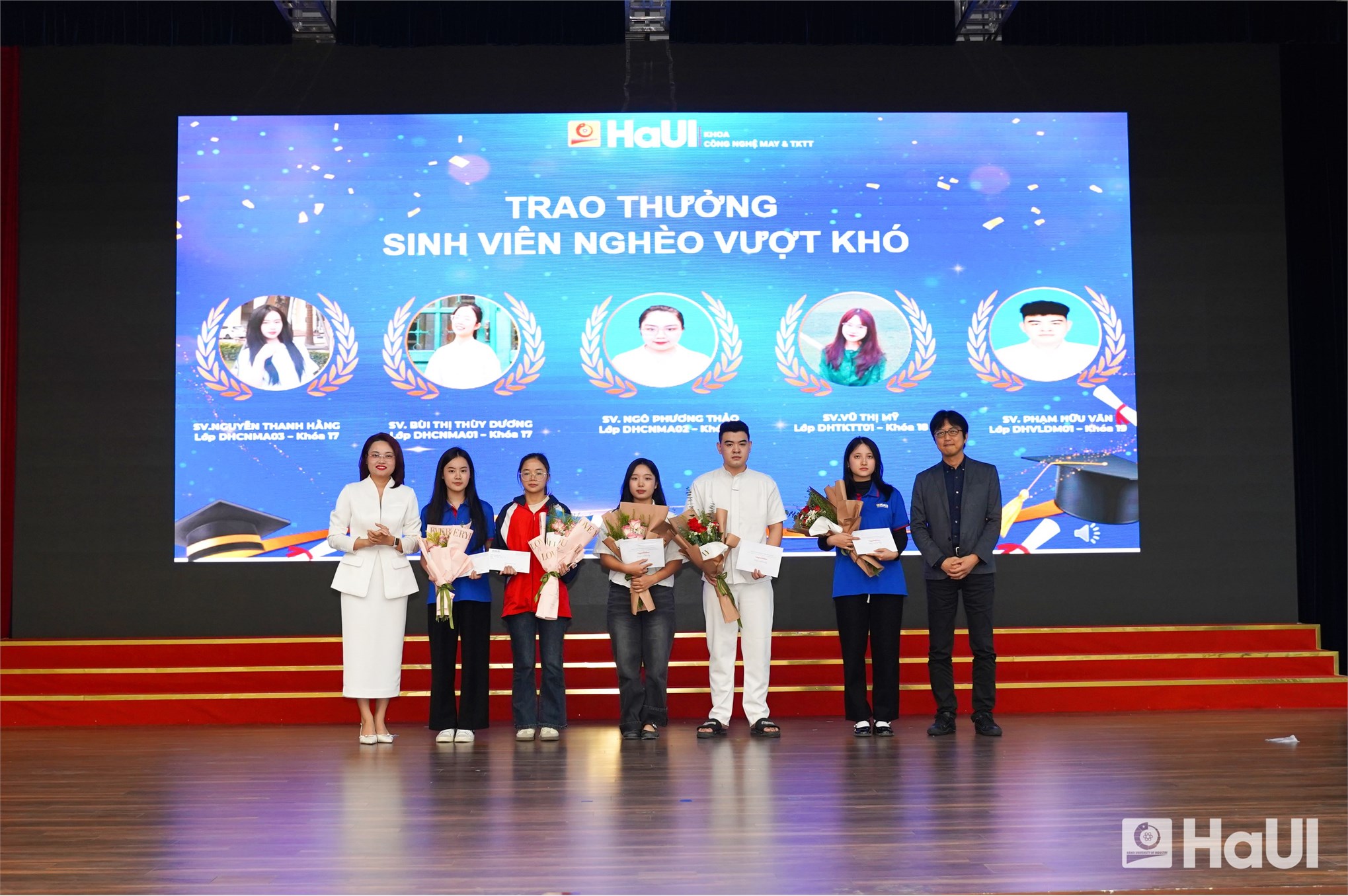 Sinh viên Khoa Công nghệ May và Thiết kế thời trang HaUI vững bước nghề nghiệp tương lai