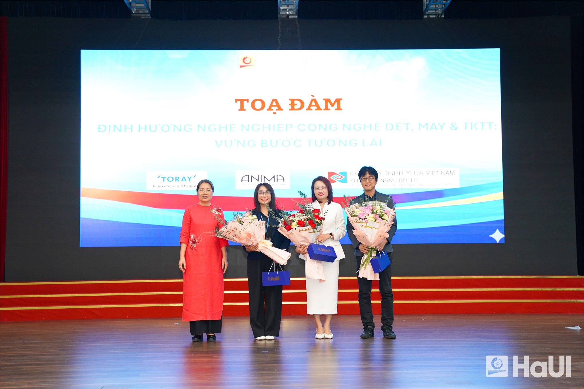 Sinh viên Khoa Công nghệ May và Thiết kế thời trang HaUI vững bước nghề nghiệp tương lai