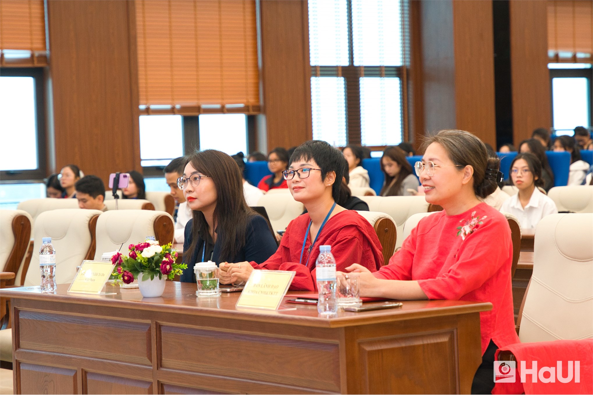 Sinh viên Khoa Công nghệ May và Thiết kế thời trang HaUI vững bước nghề nghiệp tương lai