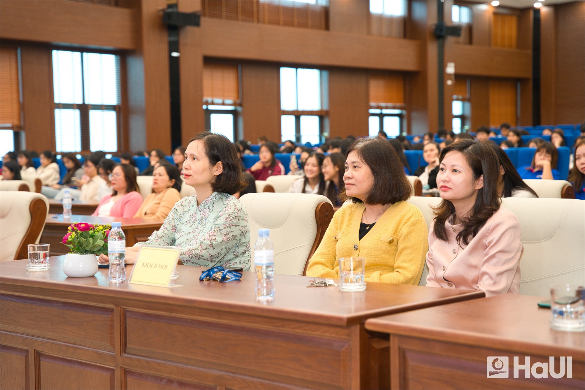 Sinh viên Khoa Công nghệ May và Thiết kế thời trang HaUI vững bước nghề nghiệp tương lai