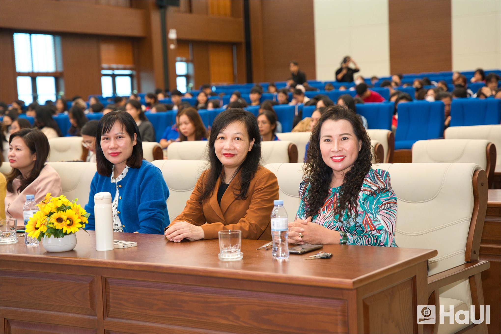 Sinh viên Khoa Công nghệ May và Thiết kế thời trang HaUI vững bước nghề nghiệp tương lai