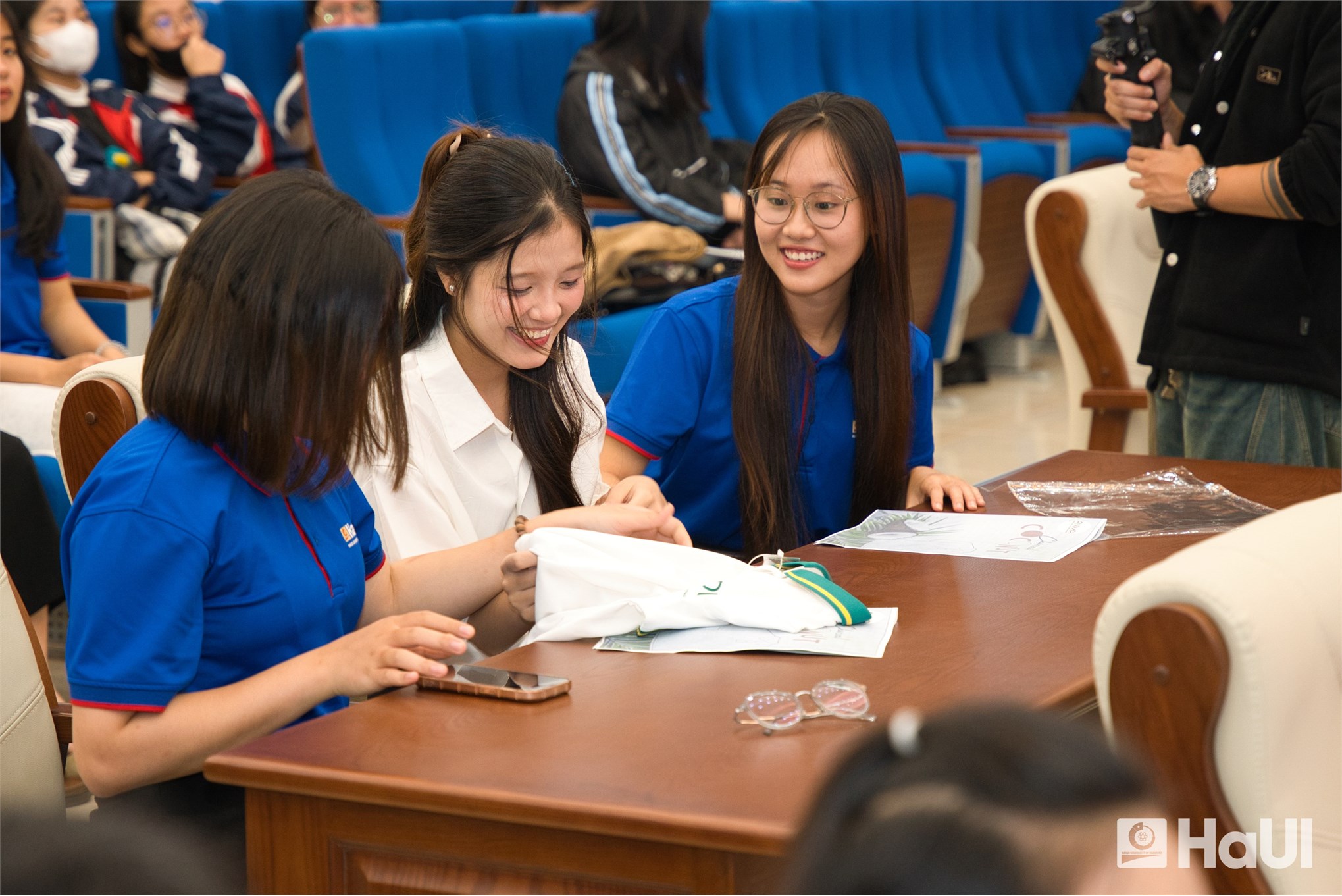 Sinh viên Khoa Công nghệ May và Thiết kế thời trang HaUI vững bước nghề nghiệp tương lai