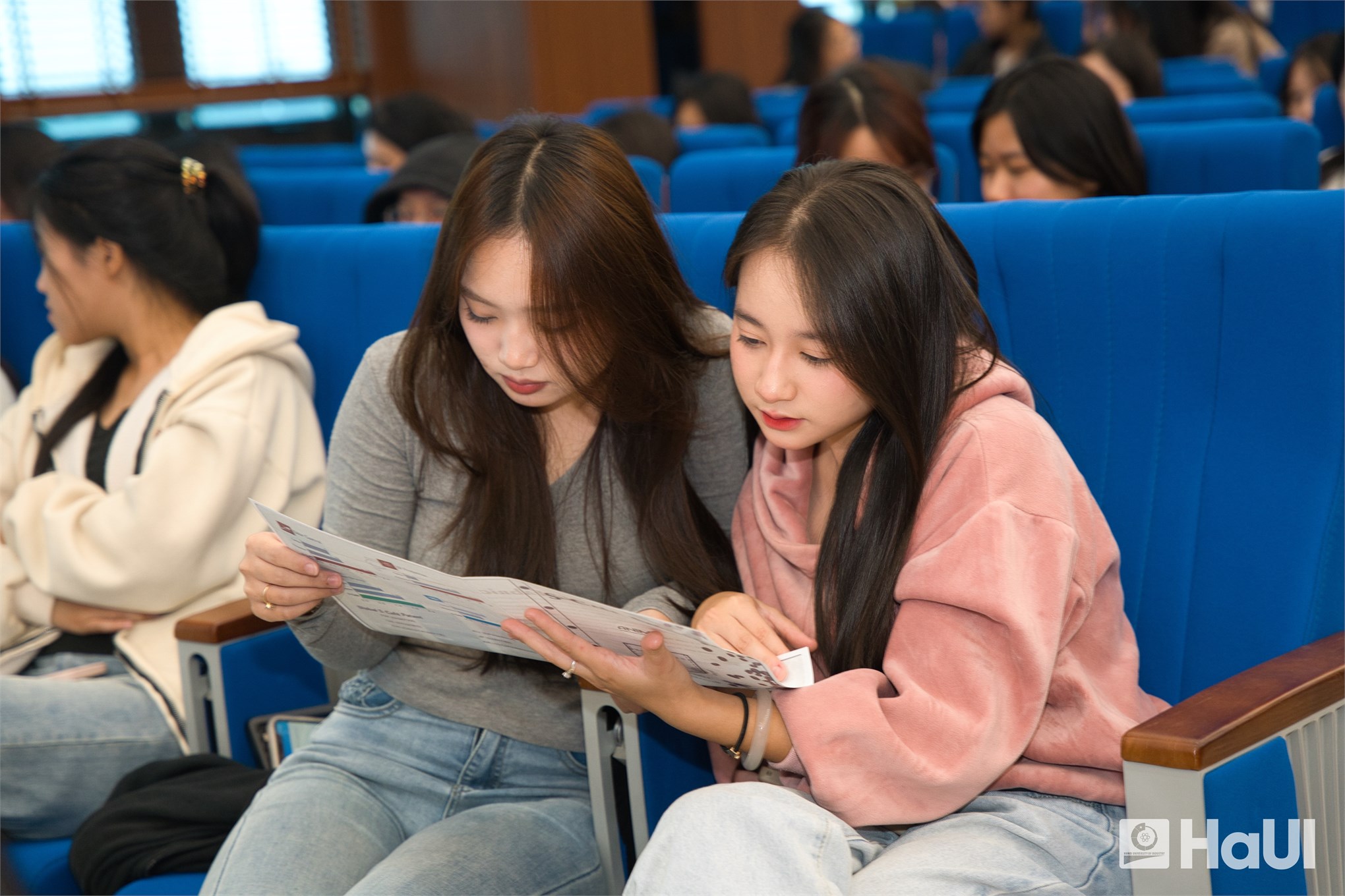 Sinh viên Khoa Công nghệ May và Thiết kế thời trang HaUI vững bước nghề nghiệp tương lai