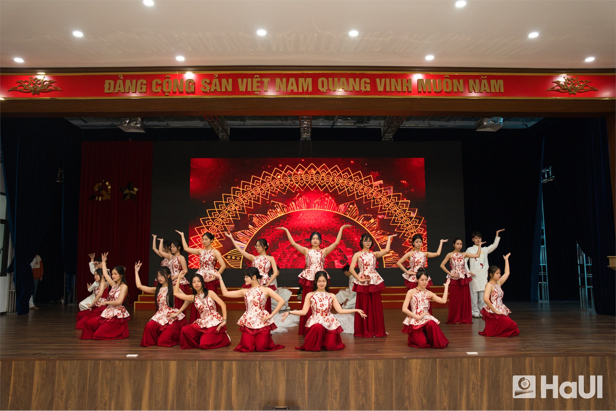 Sinh viên Khoa Công nghệ May và Thiết kế thời trang HaUI vững bước nghề nghiệp tương lai