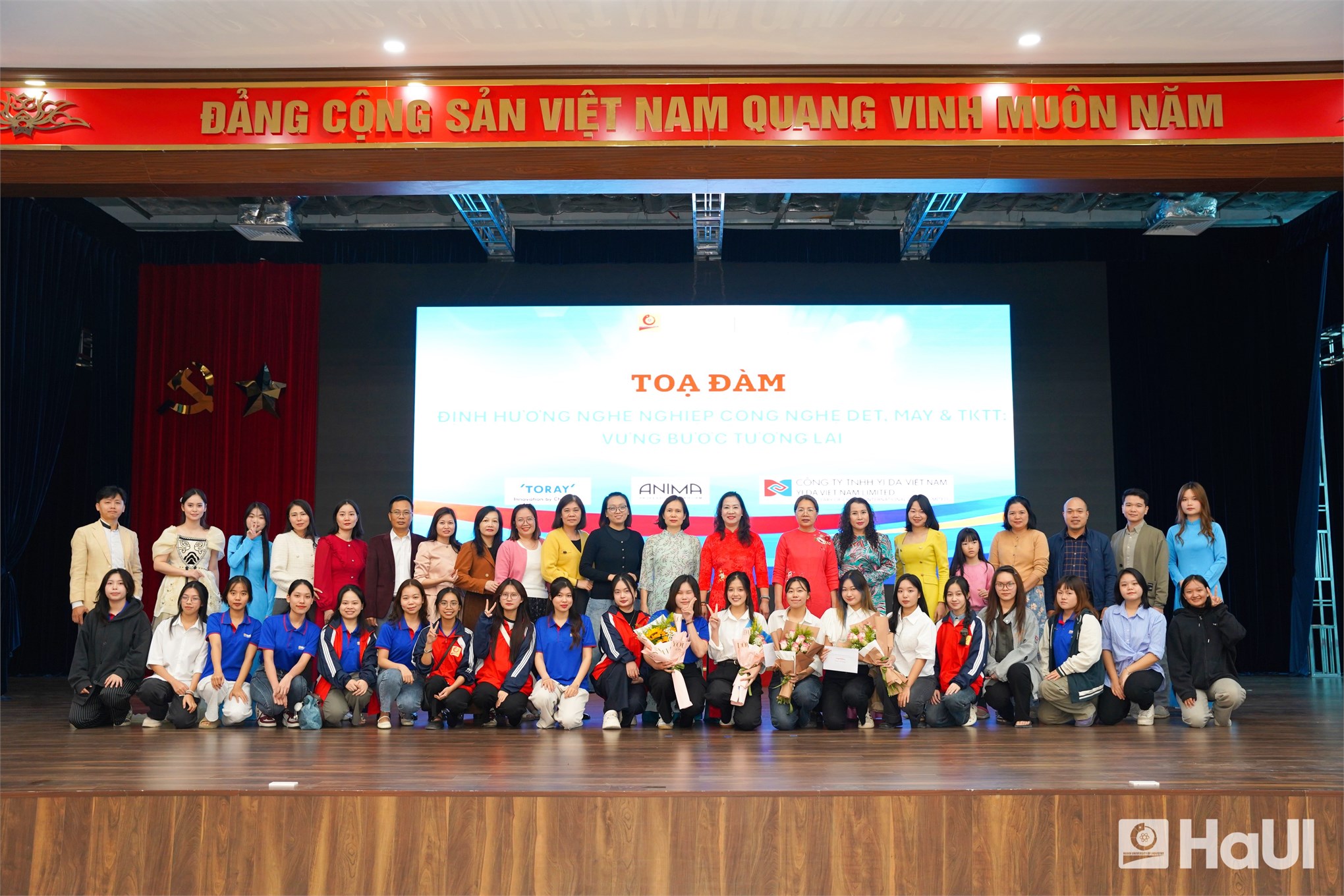 Sinh viên Khoa Công nghệ May và Thiết kế thời trang HaUI vững bước nghề nghiệp tương lai