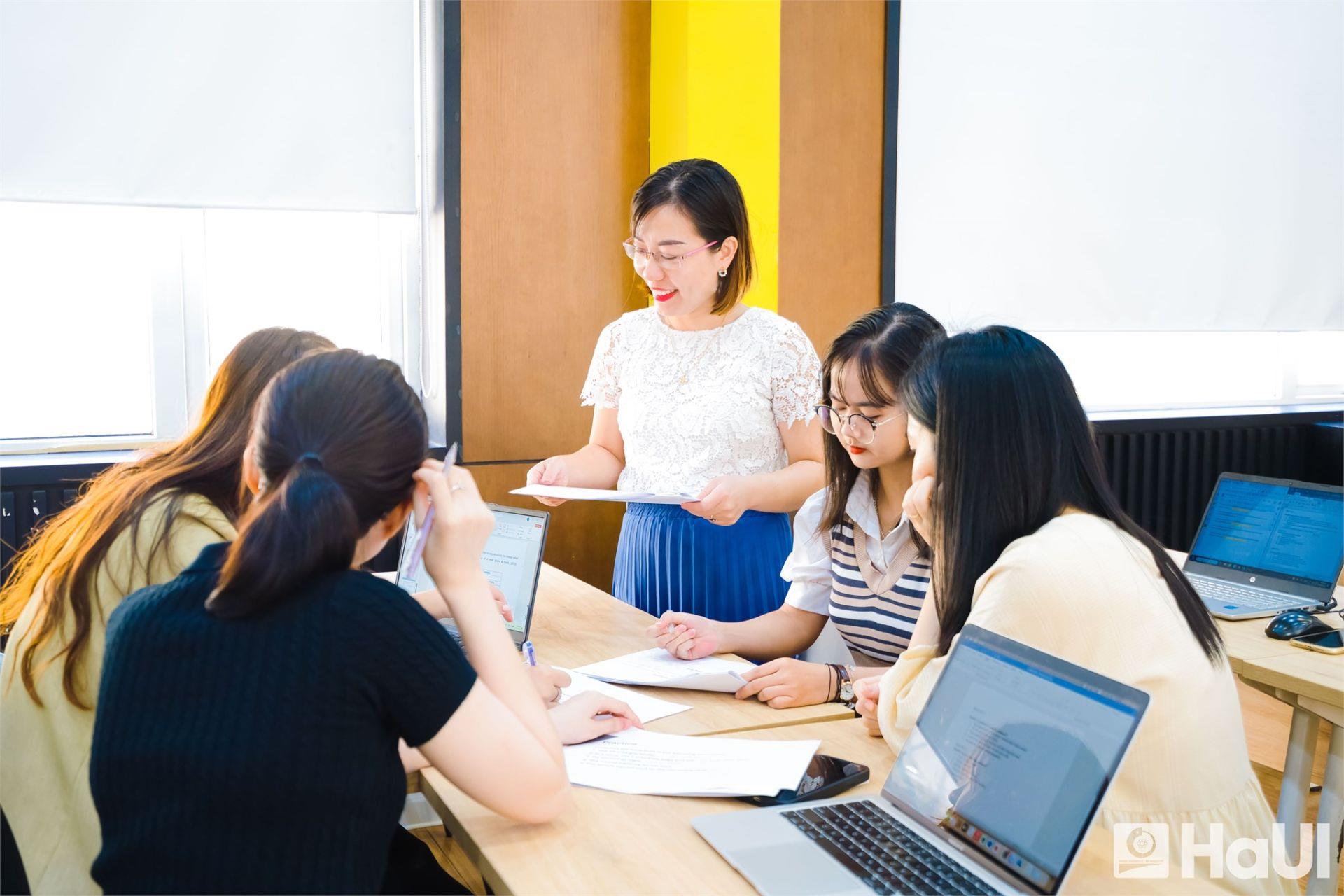 Dự kiến nhiều chính sách đặc thù về tiền lương, chế độ phụ cấp đối với nhà giáo