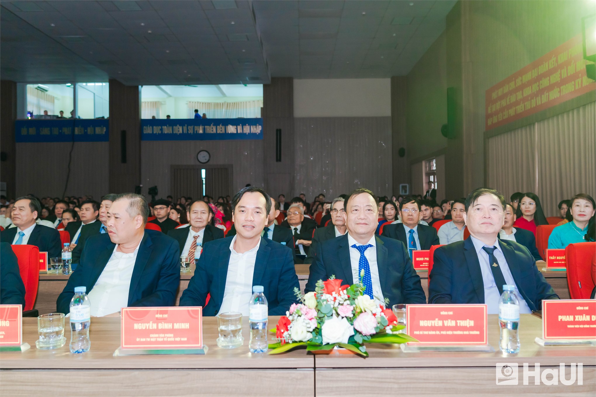 Phó Chủ tịch thường trực Quốc hội Đỗ Văn Chiến dự Ngày hội Đại đoàn kết toàn dân tộc và Kỷ niệm Ngày Nhà giáo Việt Nam tại Trường Đại học Công nghiệp Hà Nội