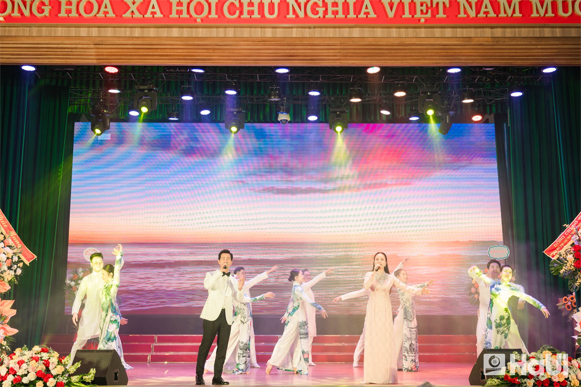 Phó Chủ tịch thường trực Quốc hội Đỗ Văn Chiến dự Ngày hội Đại đoàn kết toàn dân tộc và Kỷ niệm Ngày Nhà giáo Việt Nam tại Trường Đại học Công nghiệp Hà Nội