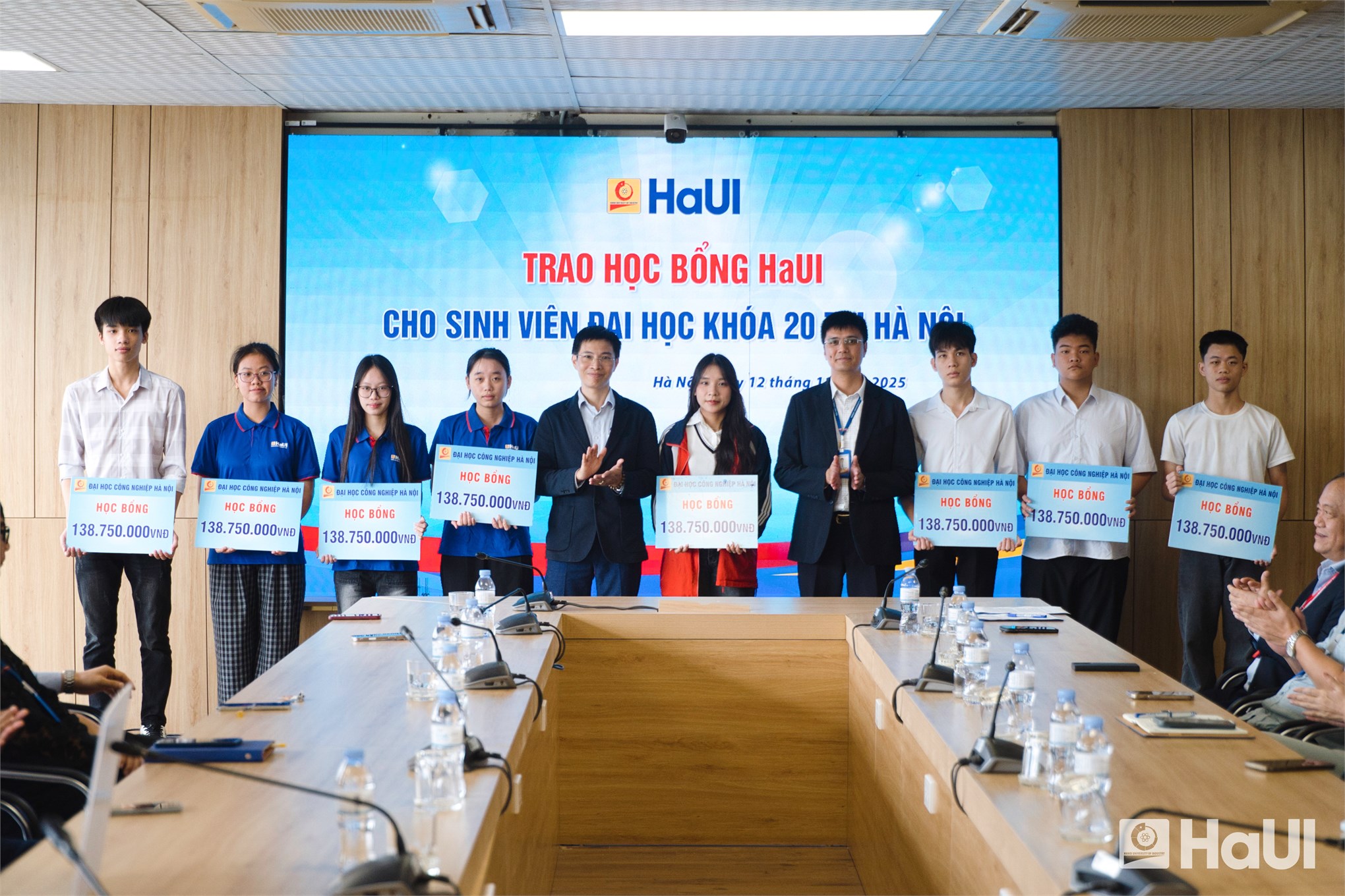HaUI awards nearly 9.5 billion VND in scholarships to first-year students