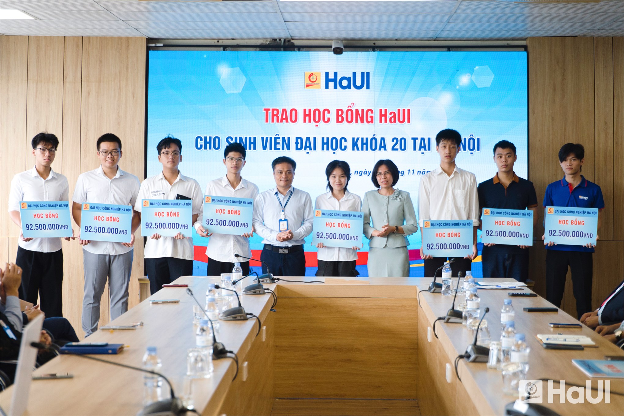 HaUI awards nearly 9.5 billion VND in scholarships to first-year students