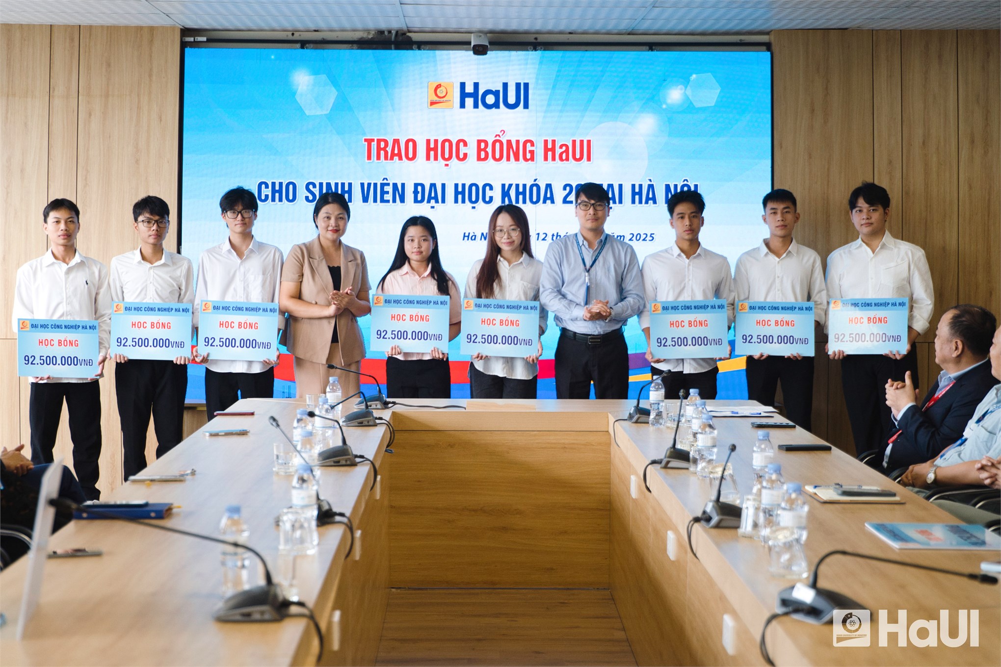 HaUI awards nearly 9.5 billion VND in scholarships to first-year students