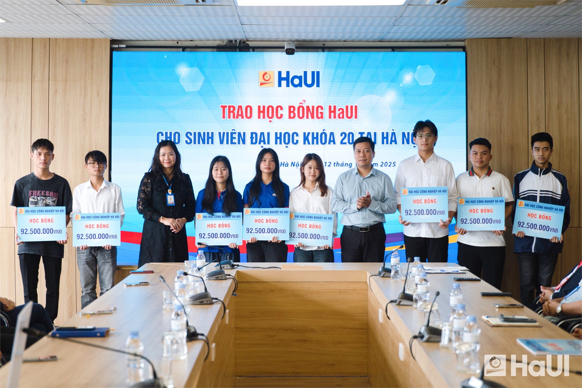 HaUI awards nearly 9.5 billion VND in scholarships to first-year students