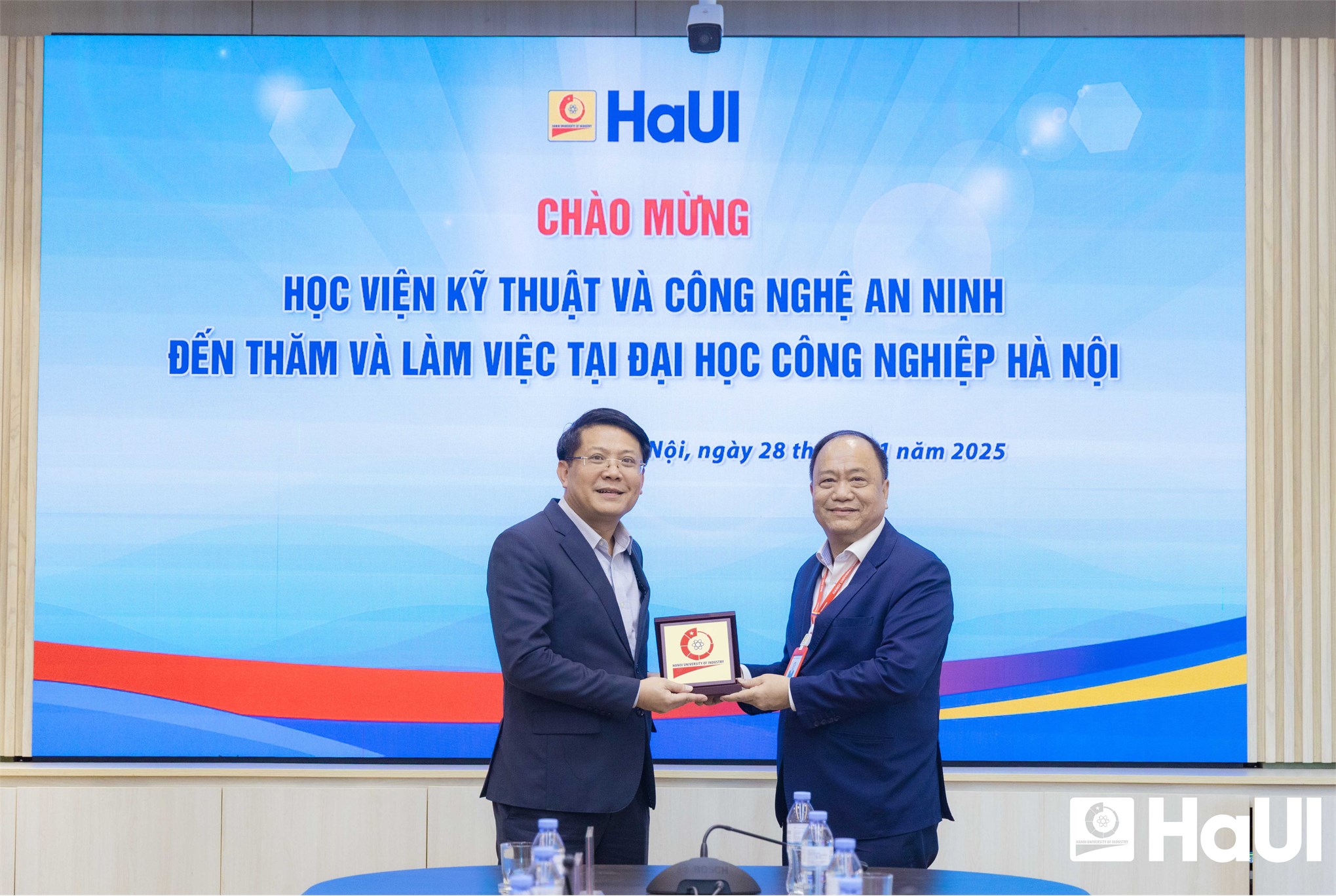 Học viện Kỹ thuật và Công nghệ An ninh thăm và làm việc tại Đại học Công nghiệp Hà Nội