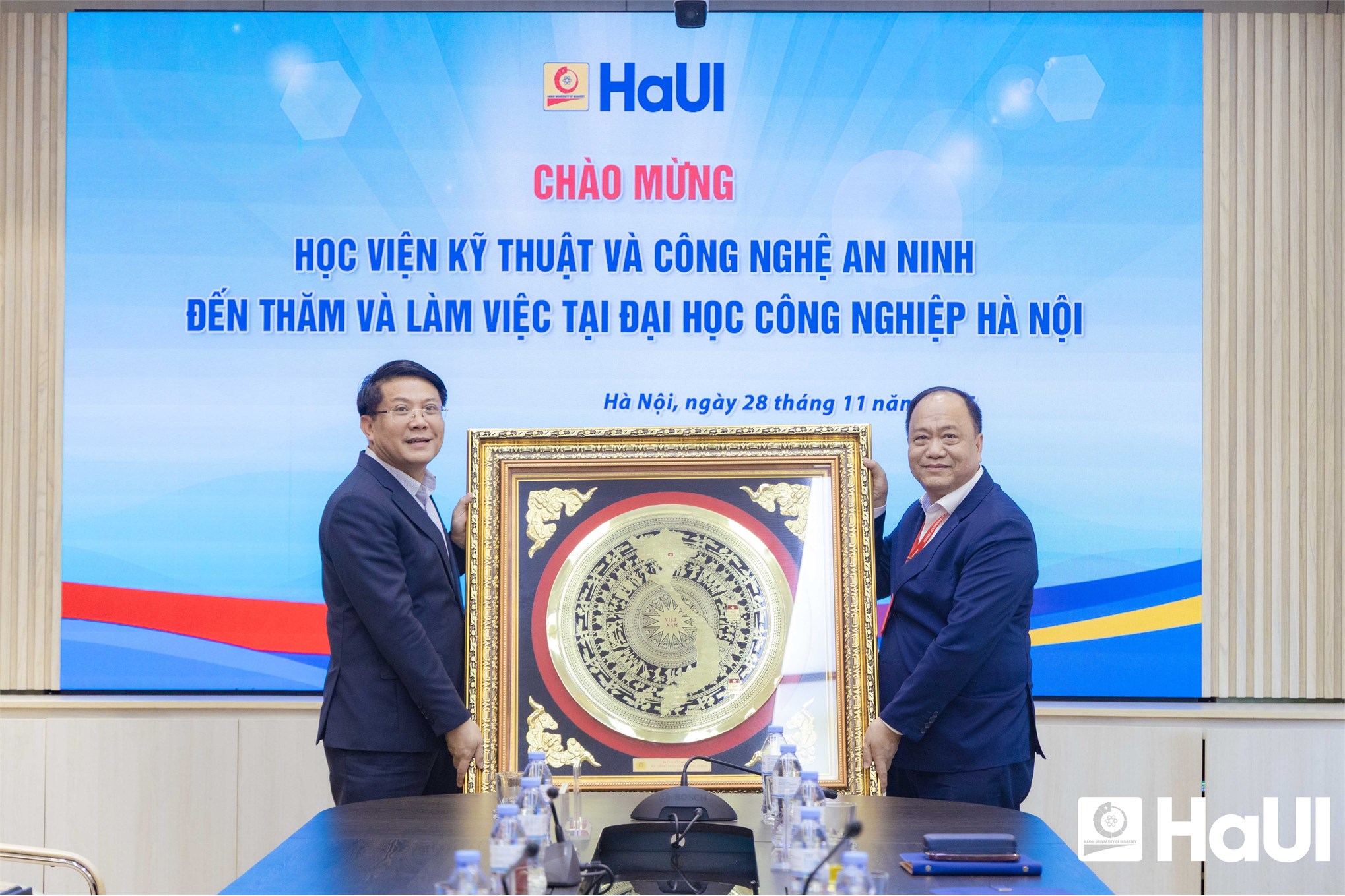 Học viện Kỹ thuật và Công nghệ An ninh thăm và làm việc tại Đại học Công nghiệp Hà Nội