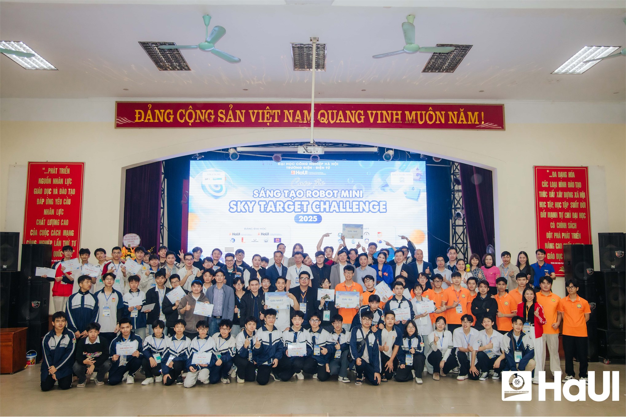 Tham quan, trải nghiệm và thi đấu Robot mini: Mô hình truyền cảm hứng chọn ngành tại Trường Điện - Điện tử, thuộc HaUI