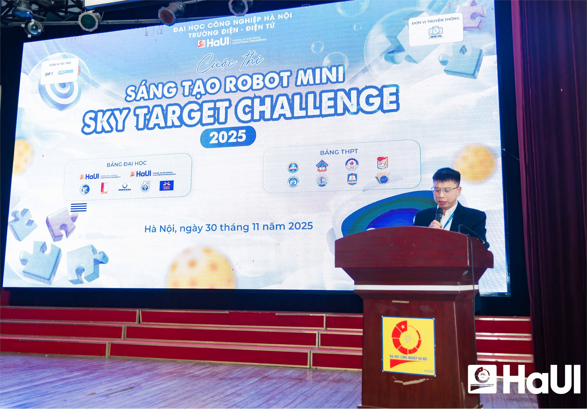 Tham quan, trải nghiệm và thi đấu Robot mini: Mô hình truyền cảm hứng chọn ngành tại Trường Điện - Điện tử, thuộc HaUI