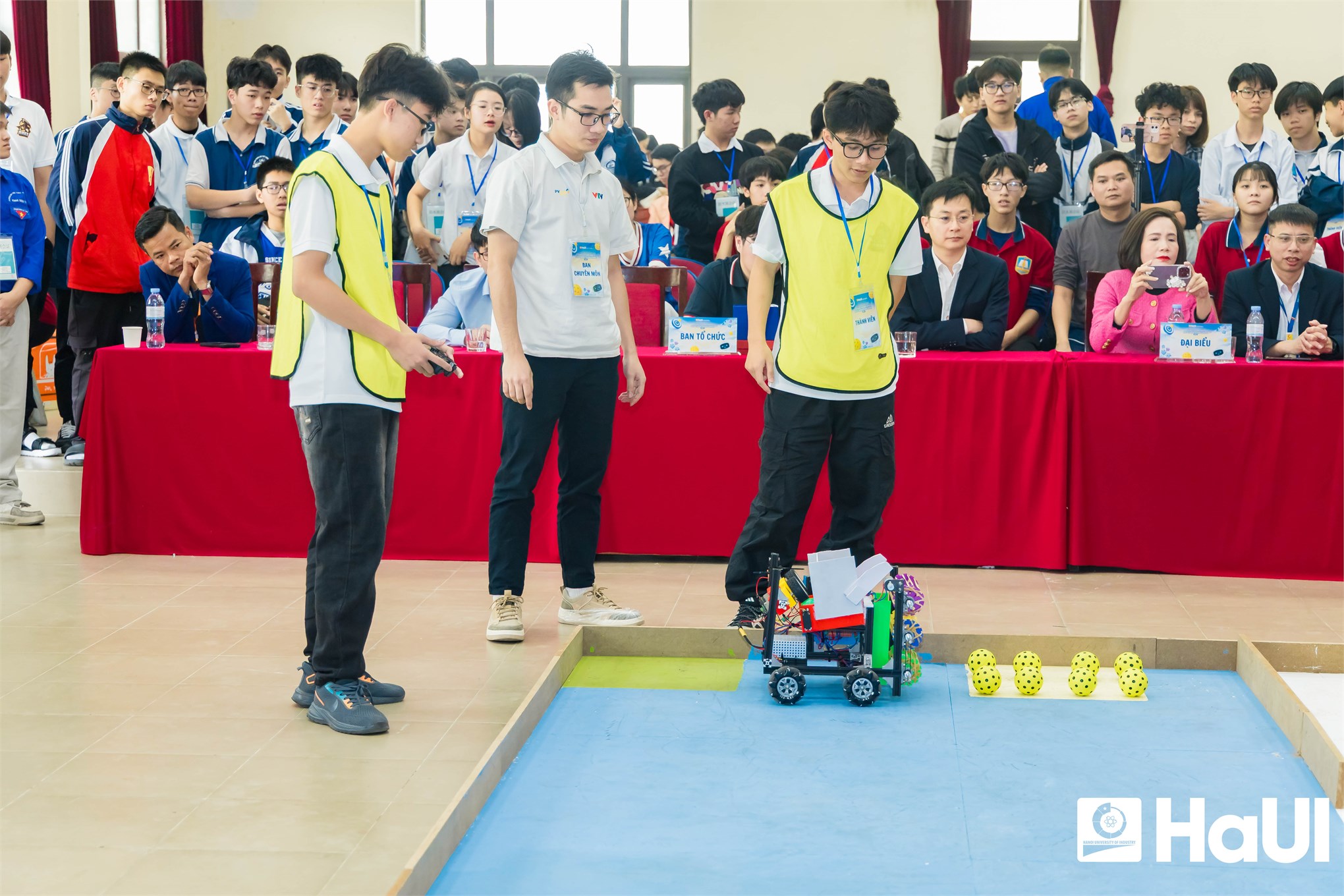 Tham quan, trải nghiệm và thi đấu Robot mini: Mô hình truyền cảm hứng chọn ngành tại Trường Điện - Điện tử, thuộc HaUI