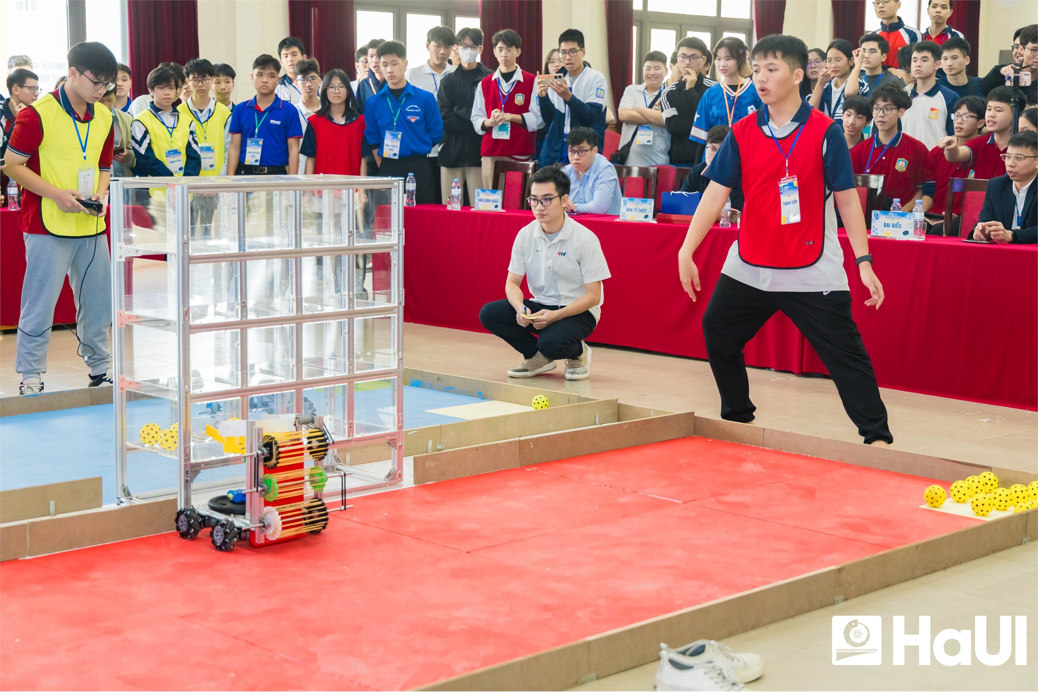 Tham quan, trải nghiệm và thi đấu Robot mini: Mô hình truyền cảm hứng chọn ngành tại Trường Điện - Điện tử, thuộc HaUI