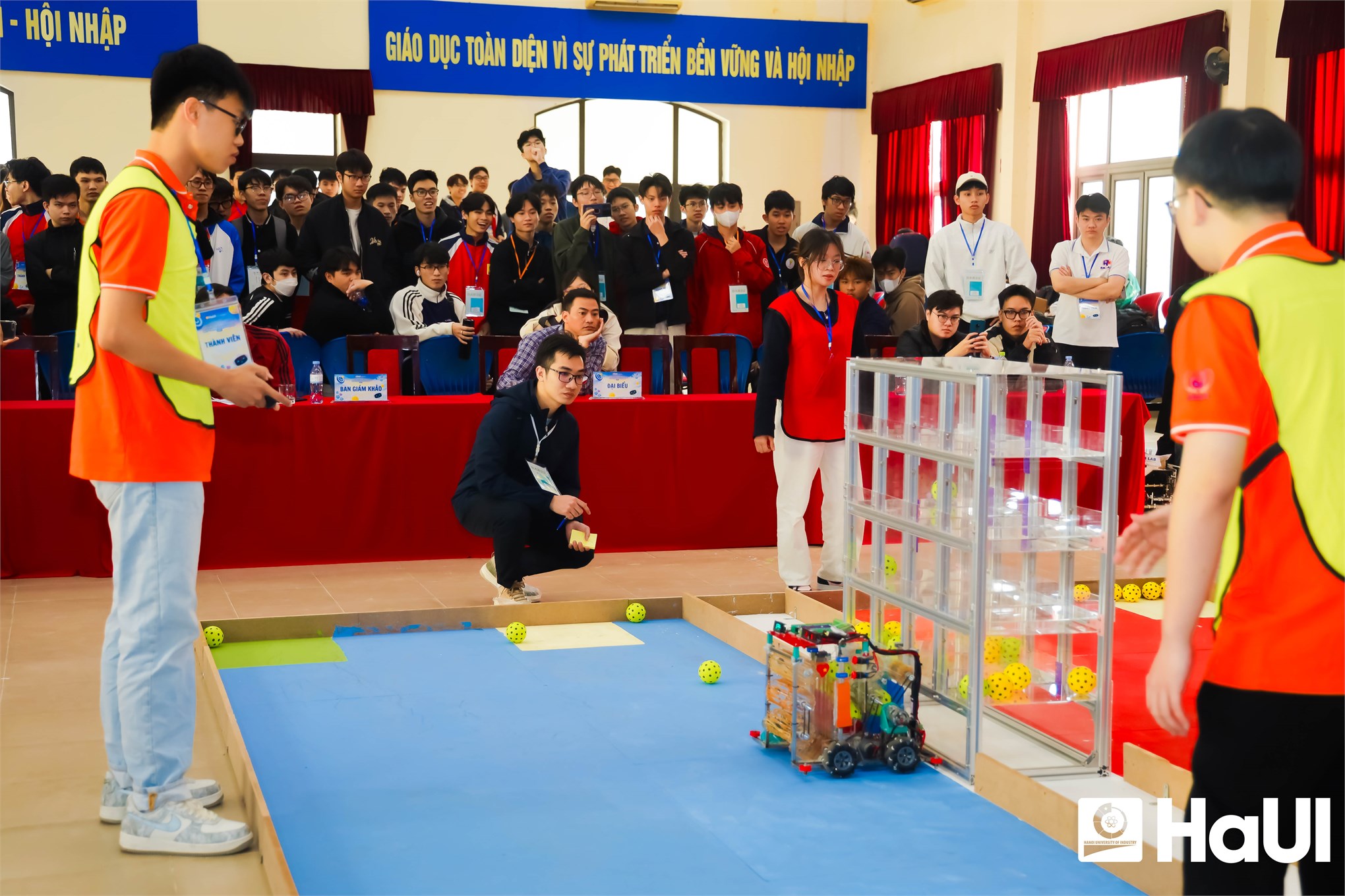 Tham quan, trải nghiệm và thi đấu Robot mini: Mô hình truyền cảm hứng chọn ngành tại Trường Điện - Điện tử, thuộc HaUI