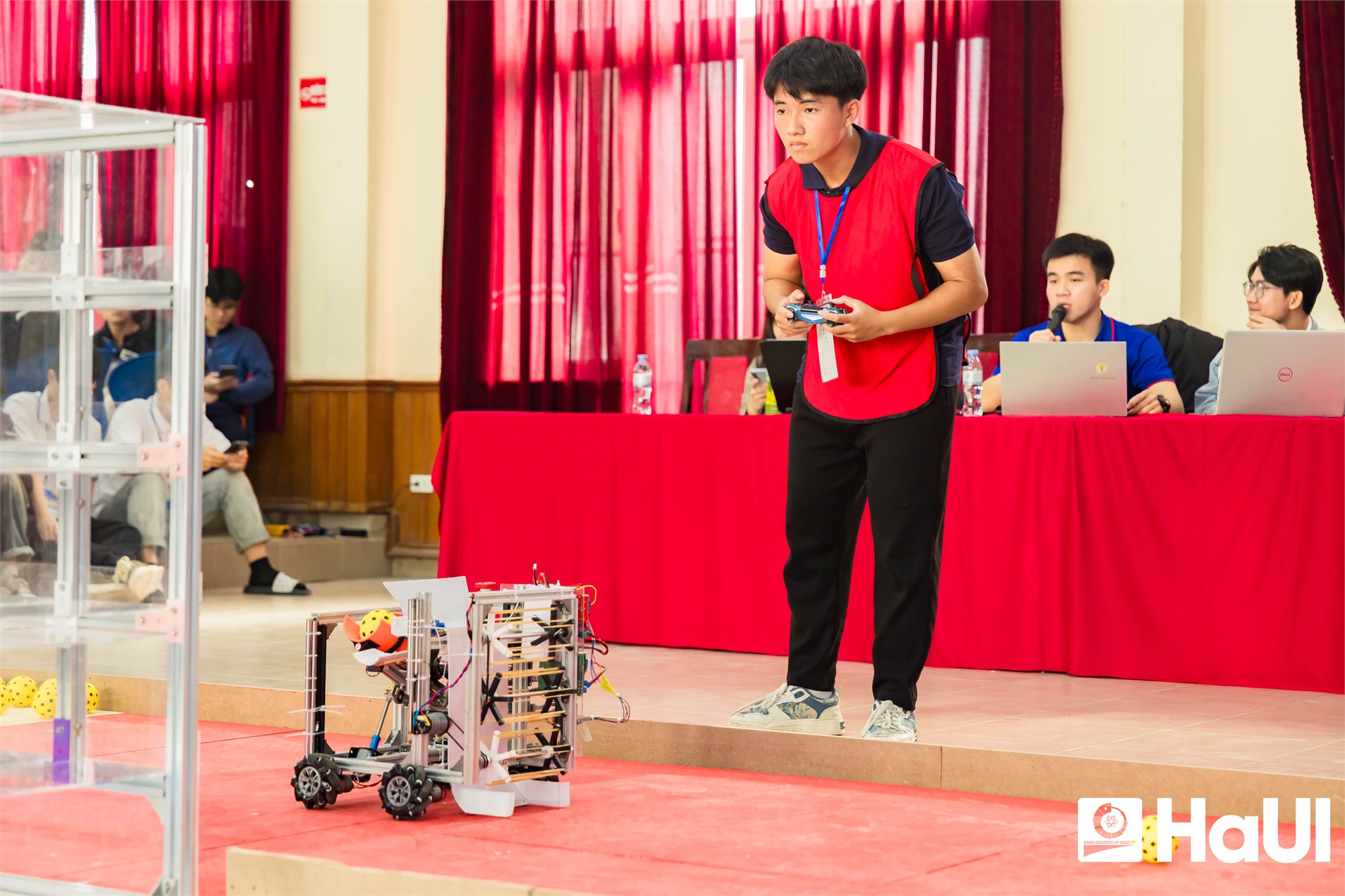 Tham quan, trải nghiệm và thi đấu Robot mini: Mô hình truyền cảm hứng chọn ngành tại Trường Điện - Điện tử, thuộc HaUI