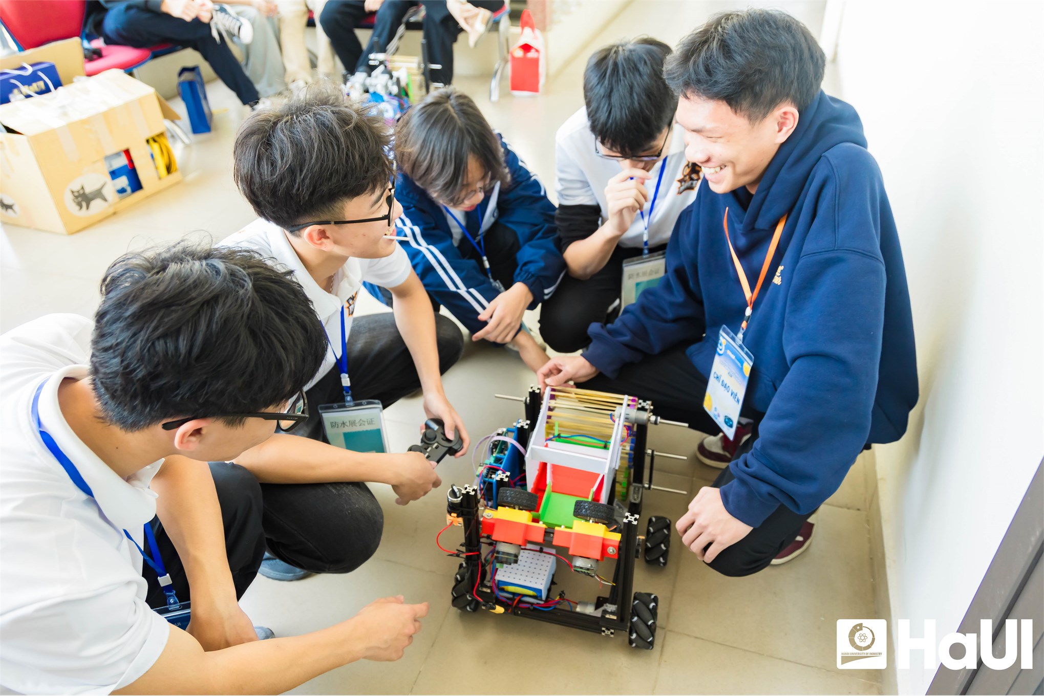 Tham quan, trải nghiệm và thi đấu Robot mini: Mô hình truyền cảm hứng chọn ngành tại Trường Điện - Điện tử, thuộc HaUI