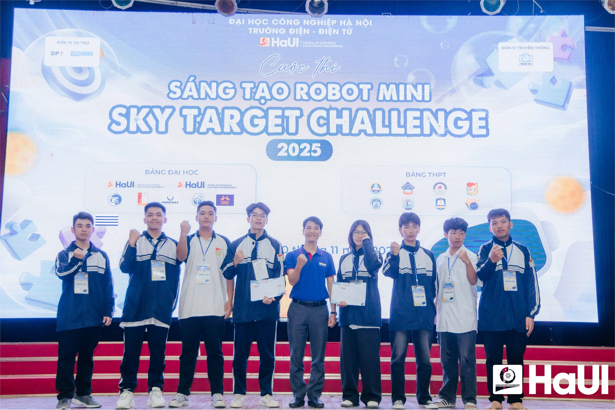 Tham quan, trải nghiệm và thi đấu Robot mini: Mô hình truyền cảm hứng chọn ngành tại Trường Điện - Điện tử, thuộc HaUI