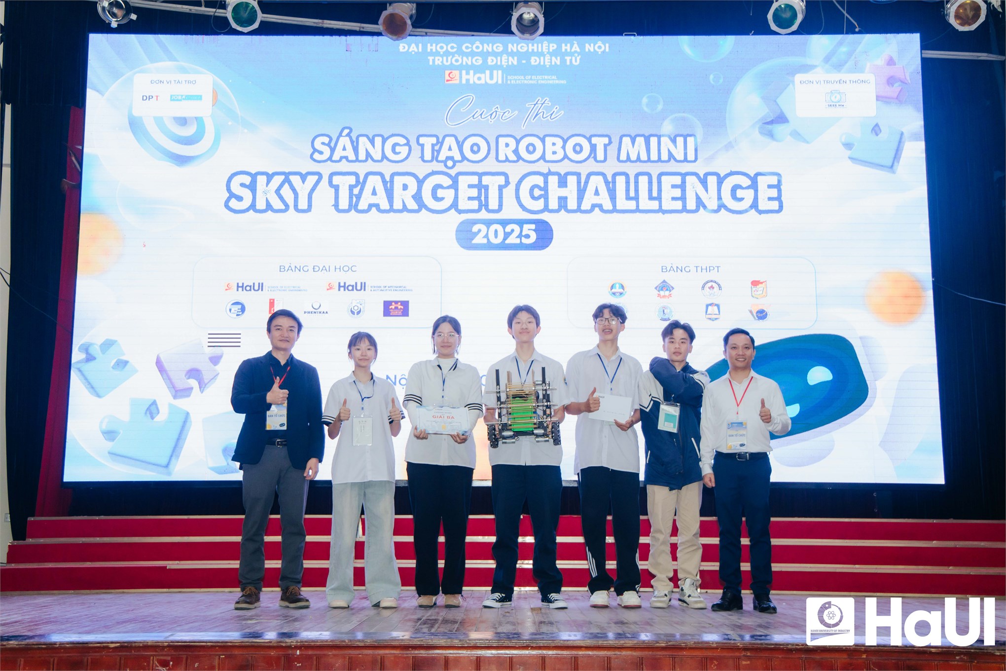 Tham quan, trải nghiệm và thi đấu Robot mini: Mô hình truyền cảm hứng chọn ngành tại Trường Điện - Điện tử, thuộc HaUI