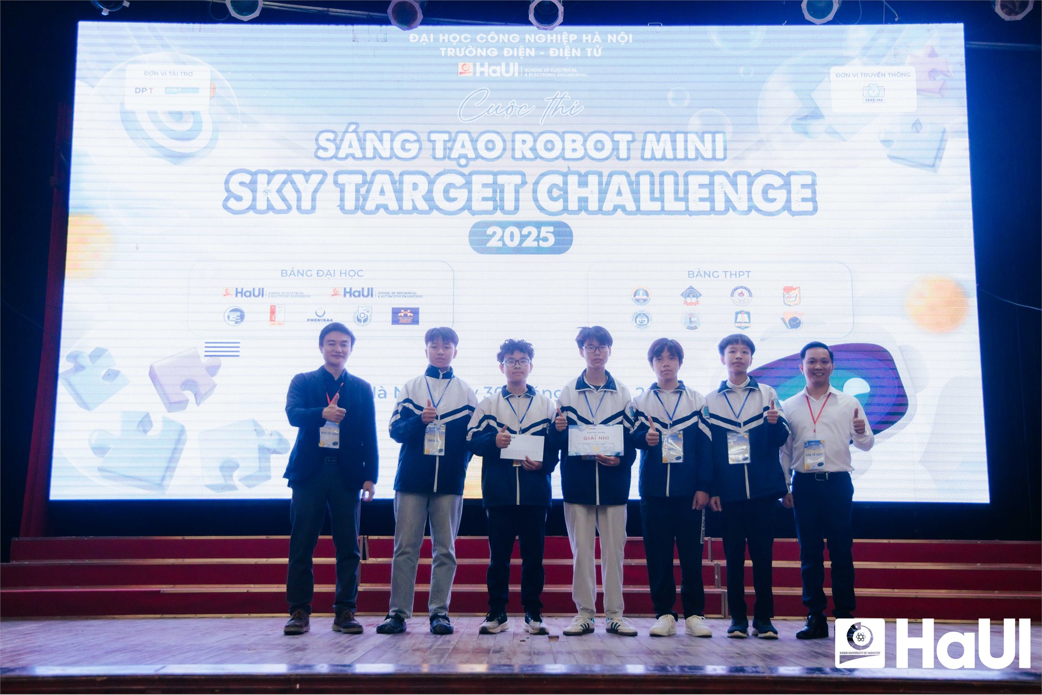 Tham quan, trải nghiệm và thi đấu Robot mini: Mô hình truyền cảm hứng chọn ngành tại Trường Điện - Điện tử, thuộc HaUI