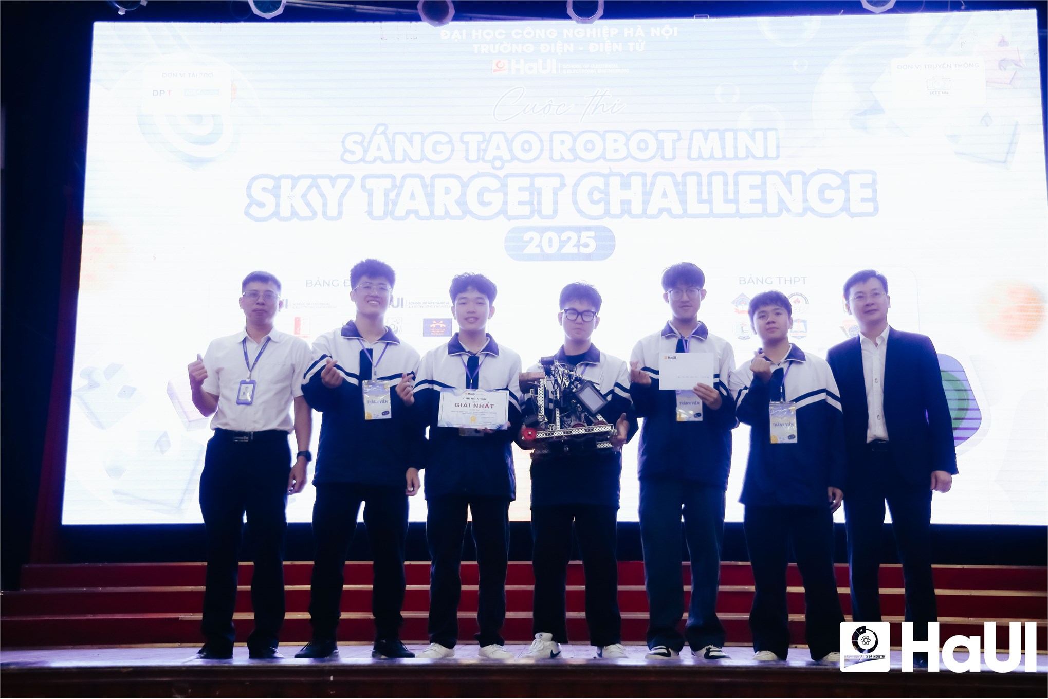 Tham quan, trải nghiệm và thi đấu Robot mini: Mô hình truyền cảm hứng chọn ngành tại Trường Điện - Điện tử, thuộc HaUI