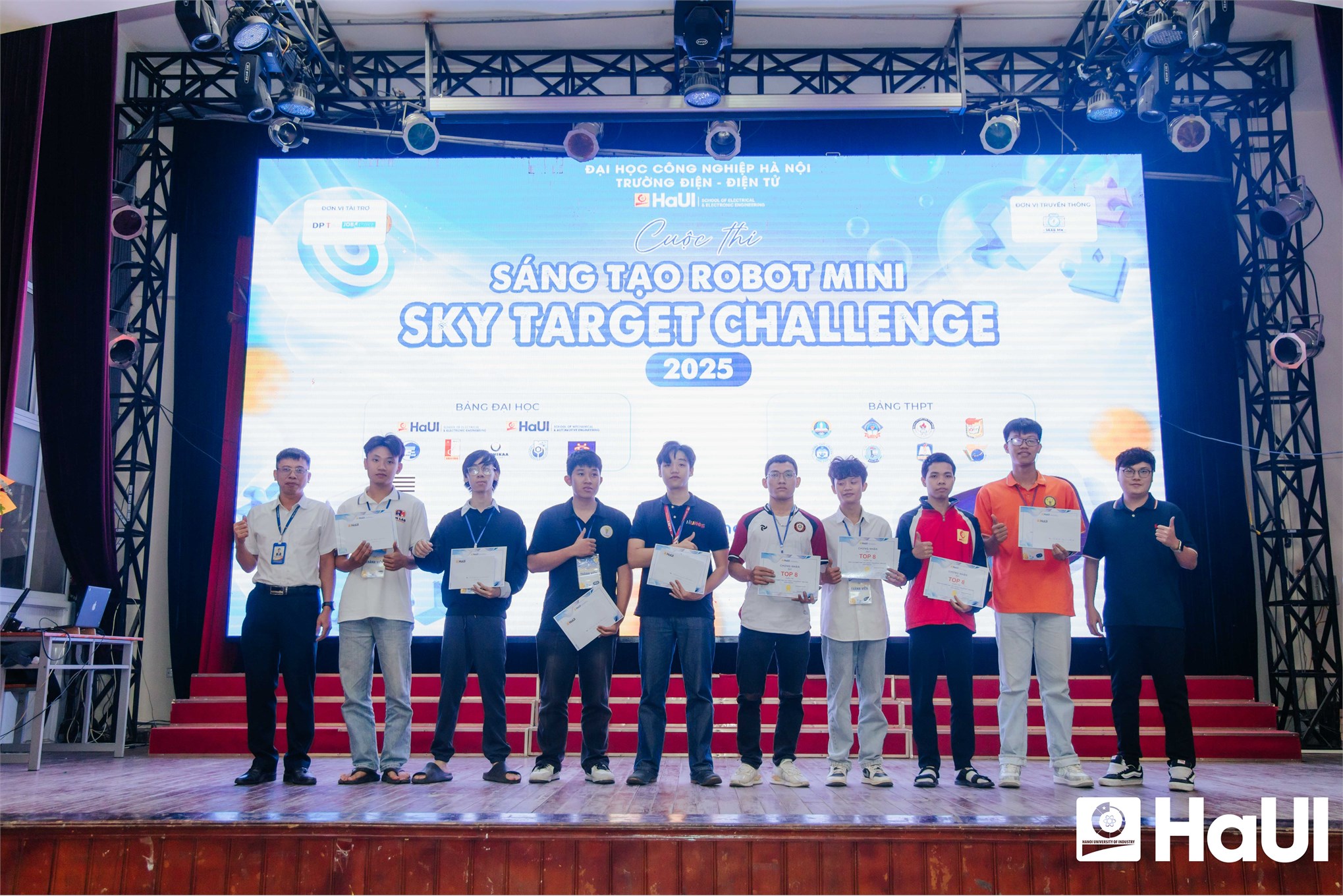 Tham quan, trải nghiệm và thi đấu Robot mini: Mô hình truyền cảm hứng chọn ngành tại Trường Điện - Điện tử, thuộc HaUI