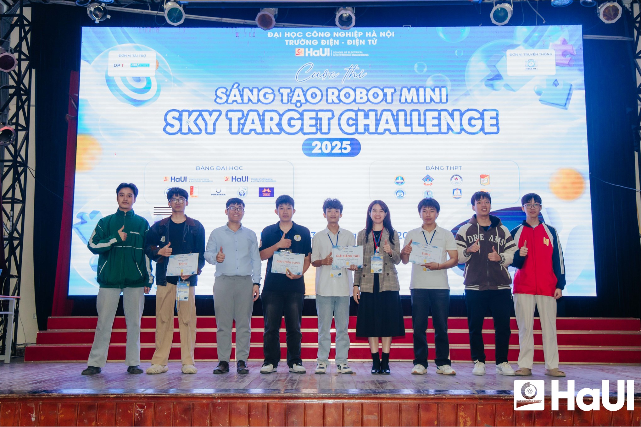 Tham quan, trải nghiệm và thi đấu Robot mini: Mô hình truyền cảm hứng chọn ngành tại Trường Điện - Điện tử, thuộc HaUI