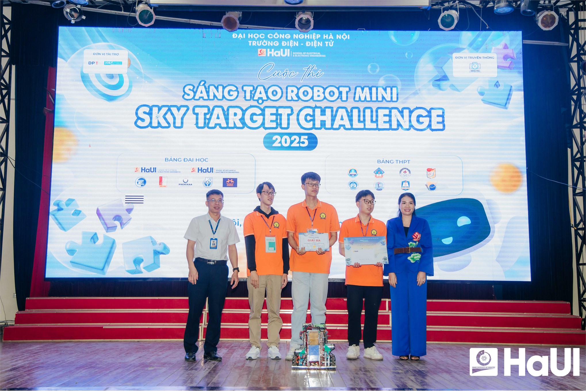 Tham quan, trải nghiệm và thi đấu Robot mini: Mô hình truyền cảm hứng chọn ngành tại Trường Điện - Điện tử, thuộc HaUI