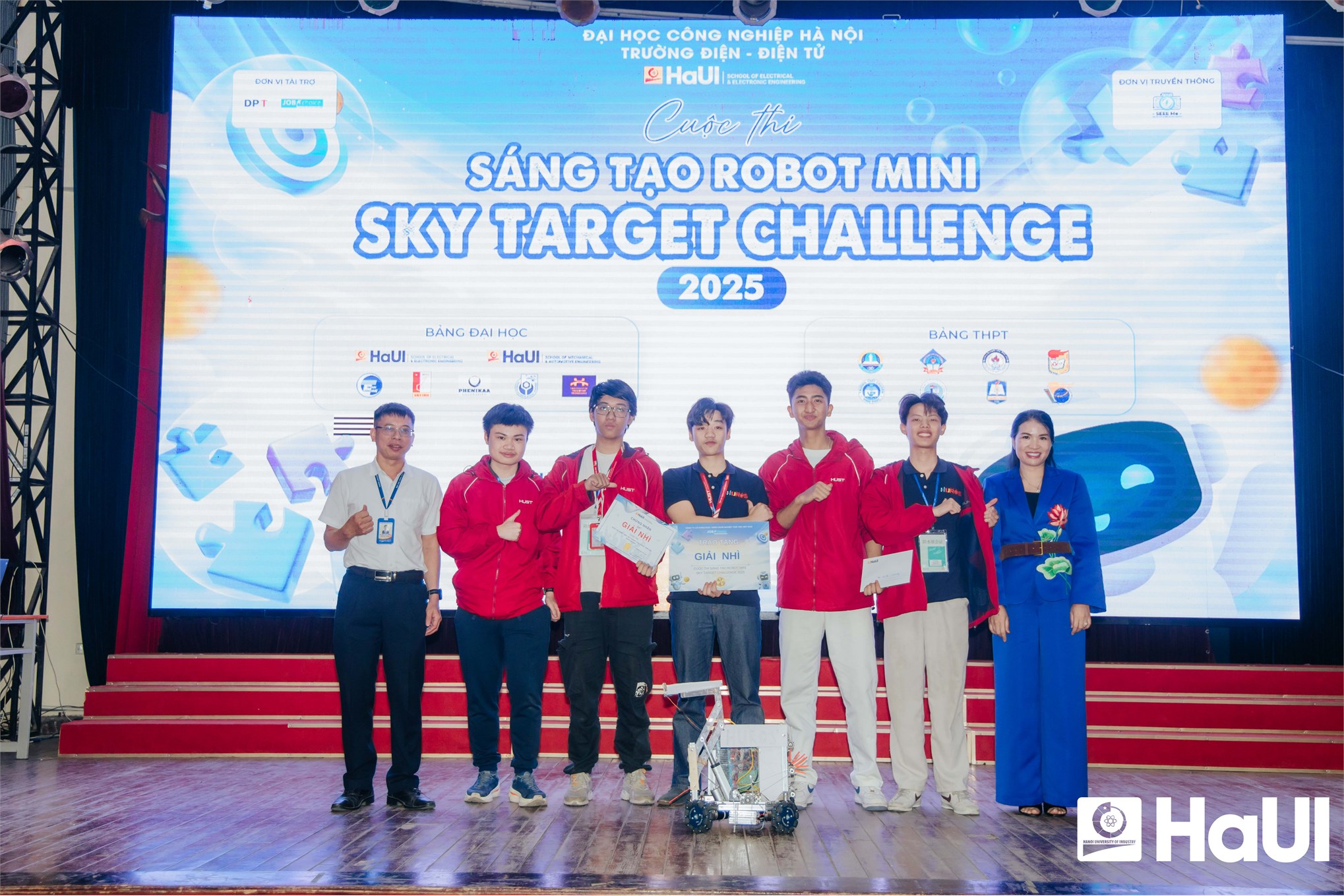 Tham quan, trải nghiệm và thi đấu Robot mini: Mô hình truyền cảm hứng chọn ngành tại Trường Điện - Điện tử, thuộc HaUI