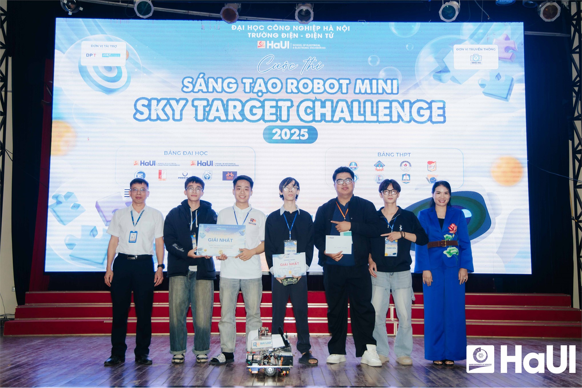 Tham quan, trải nghiệm và thi đấu Robot mini: Mô hình truyền cảm hứng chọn ngành tại Trường Điện - Điện tử, thuộc HaUI