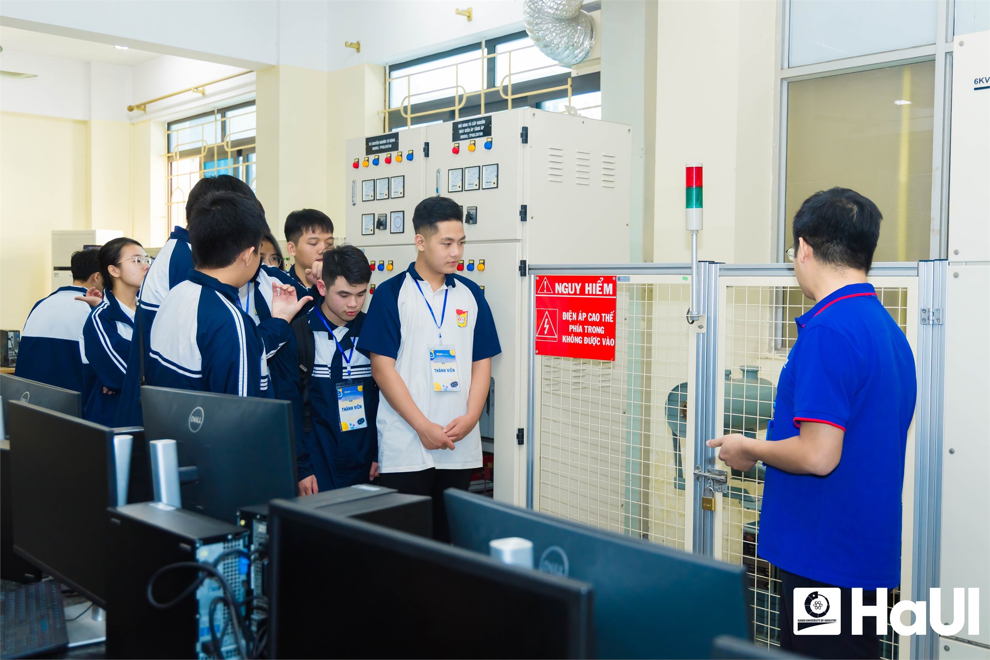 Tham quan, trải nghiệm và thi đấu Robot mini: Mô hình truyền cảm hứng chọn ngành tại Trường Điện - Điện tử, thuộc HaUI