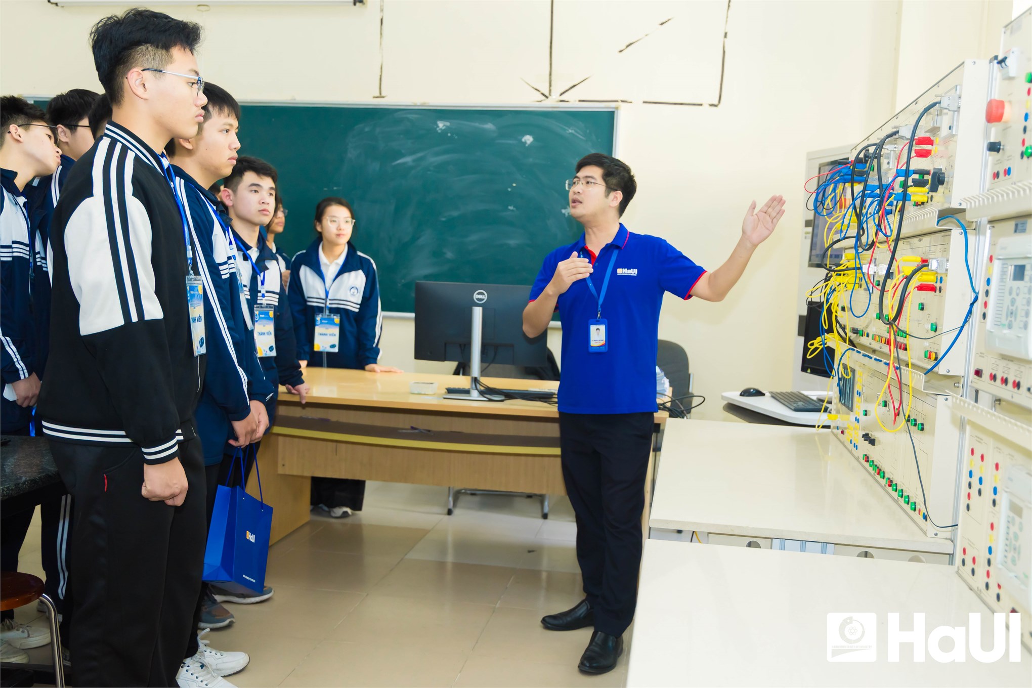 Tham quan, trải nghiệm và thi đấu Robot mini: Mô hình truyền cảm hứng chọn ngành tại Trường Điện - Điện tử, thuộc HaUI