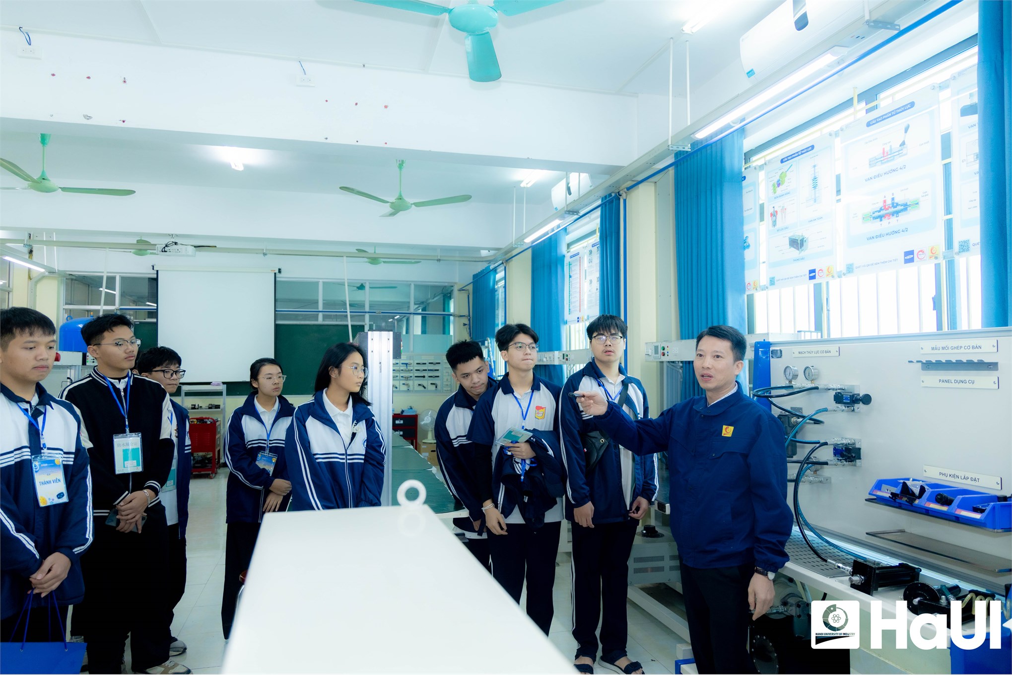 Tham quan, trải nghiệm và thi đấu Robot mini: Mô hình truyền cảm hứng chọn ngành tại Trường Điện - Điện tử, thuộc HaUI