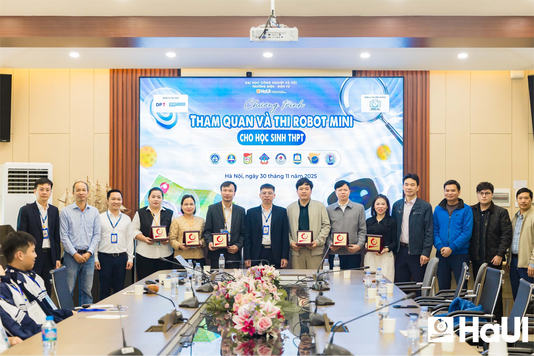 Tham quan, trải nghiệm và thi đấu Robot mini: Mô hình truyền cảm hứng chọn ngành tại Trường Điện - Điện tử, thuộc HaUI